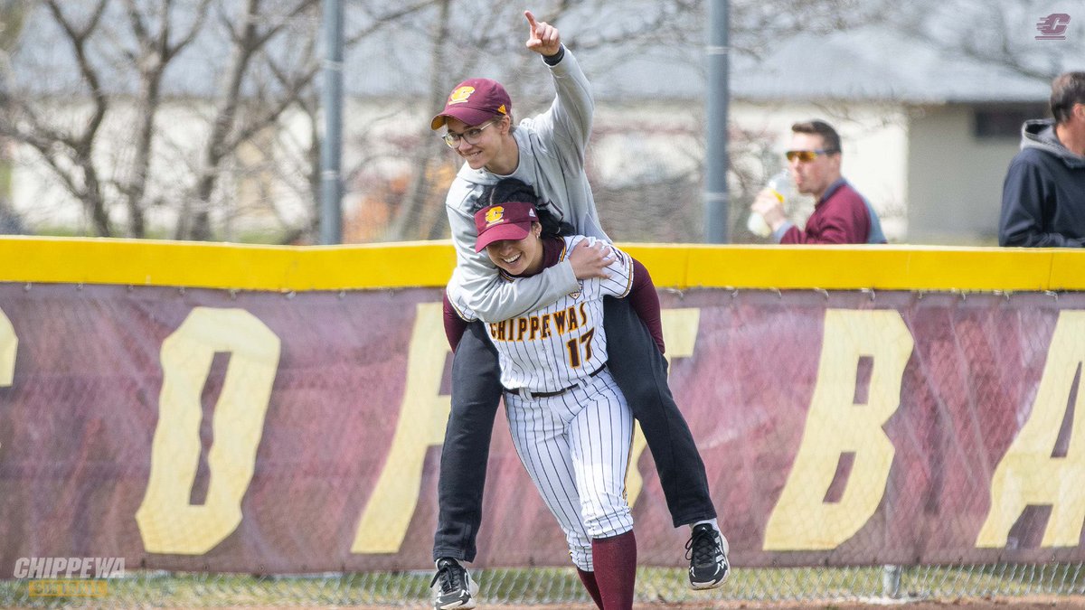 juliabice10's tweet photo. Only some of the best moments in my life, with many more to come! @CMUSoftball @CMUAthletics 🤍🔥⬆️ https://t.co/2dmCAvtBZw