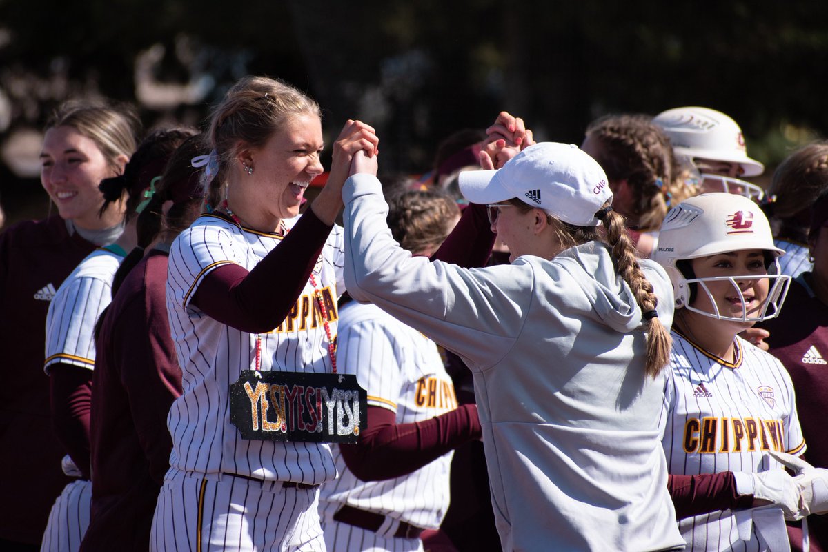 juliabice10's tweet photo. Only some of the best moments in my life, with many more to come! @CMUSoftball @CMUAthletics 🤍🔥⬆️ https://t.co/2dmCAvtBZw