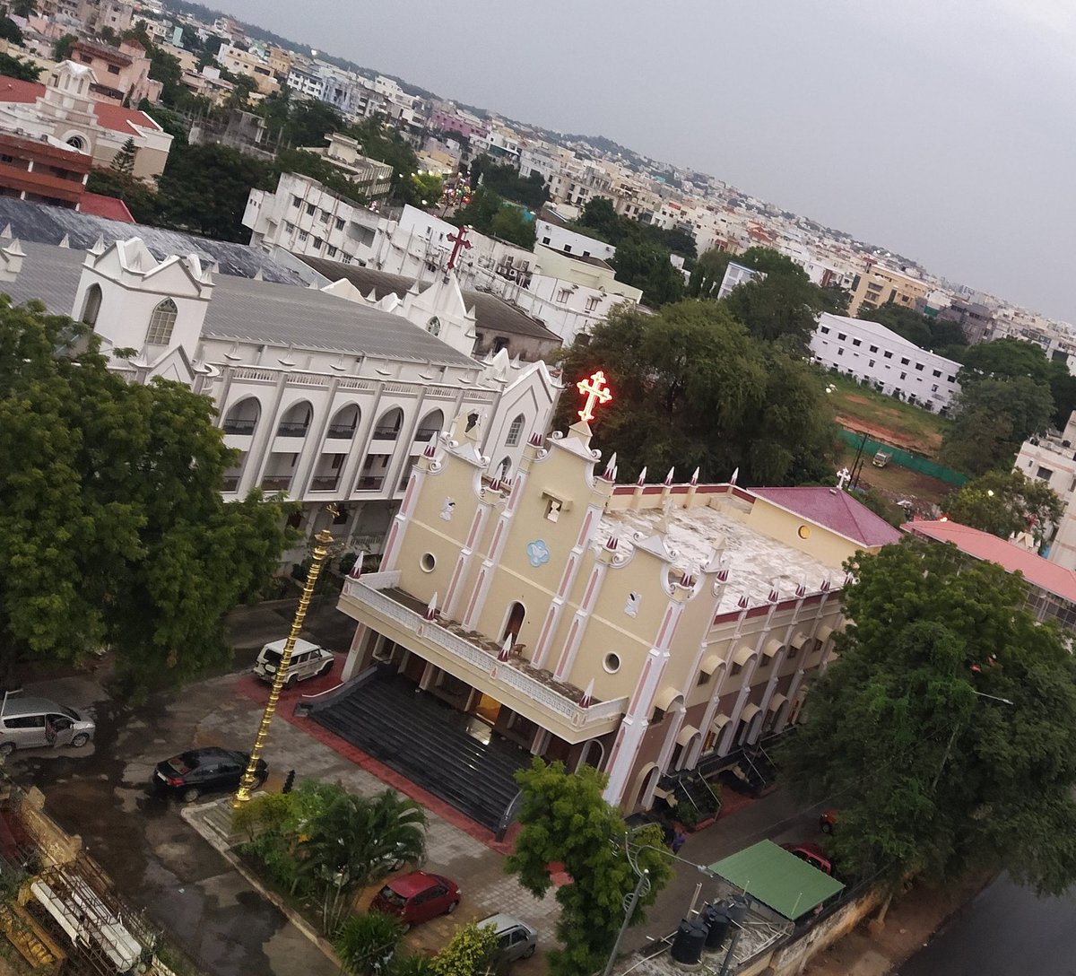 WirelessQuint's tweet photo. Dhwaja stambha in front of a church https://t.co/mYOVsQU6jk