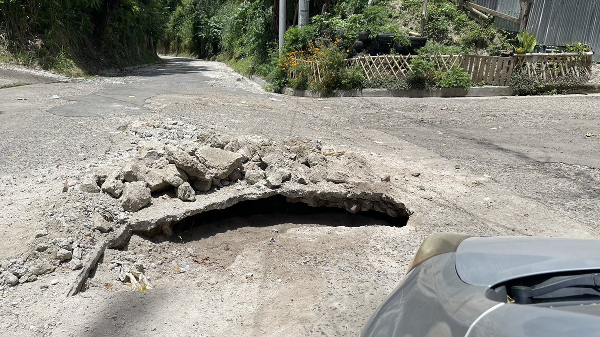 Jessimar89's tweet photo. @ANDASV repararon la tubería pero ya van 3 días con está cárcava en colonia San Jorge, fotos de día y de noche. https://t.co/m9c2o7Uw1D