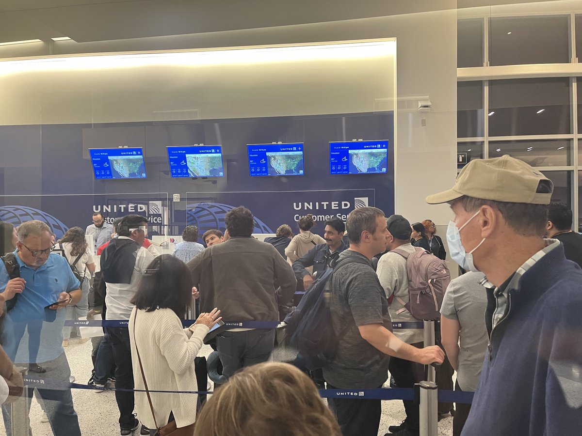 jdwebster92's tweet photo. ⁦@united⁩ this is not weather this is incompetence. We have no bags, no alternative flights and I have been told several times by staff “above my pay grade” I have travelled over one million miles with you and this may be my last. https://t.co/yU07Sxudzw
