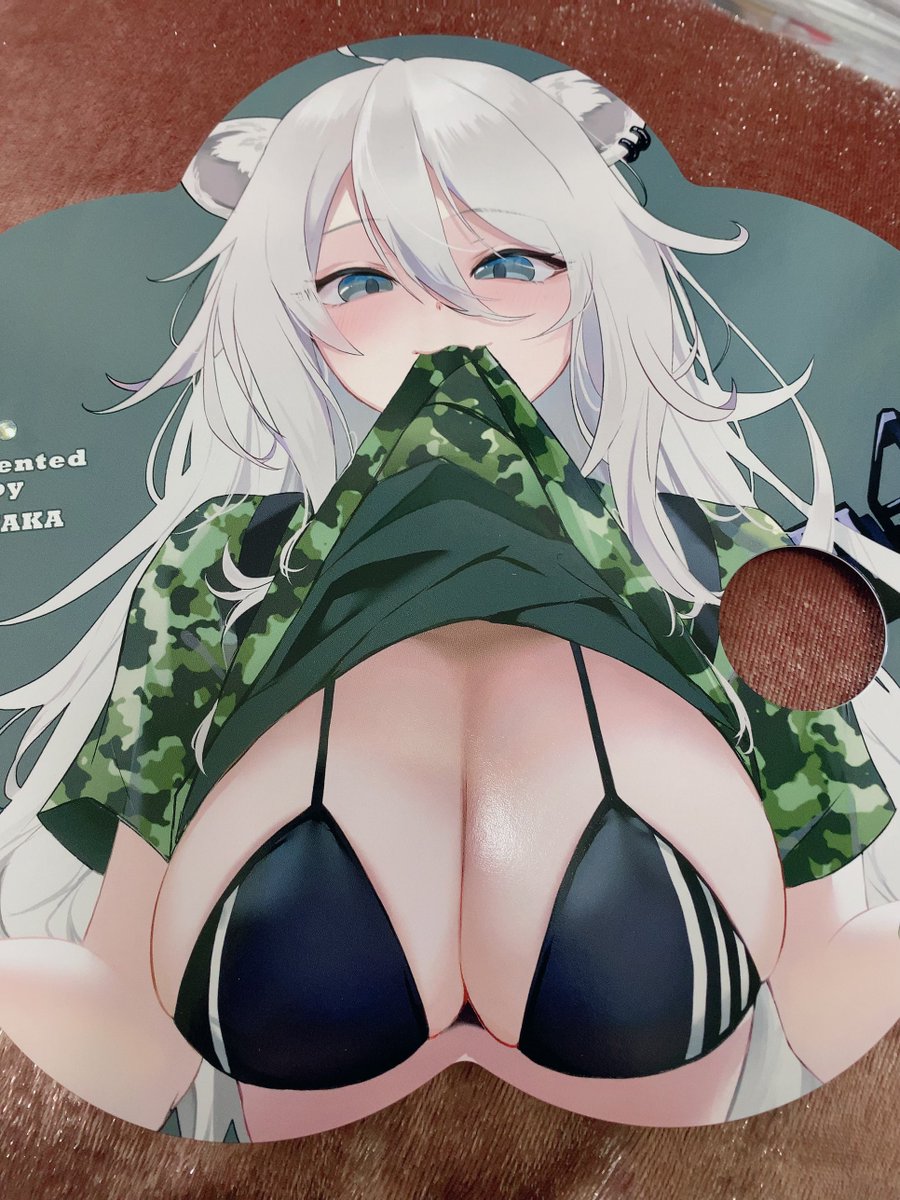 獅白ぼたん 「気づいてしまった…これはおっぺぇマウスパッドならぬおっぺぇうちわだ…」|綾香／AYAKA💎のイラスト