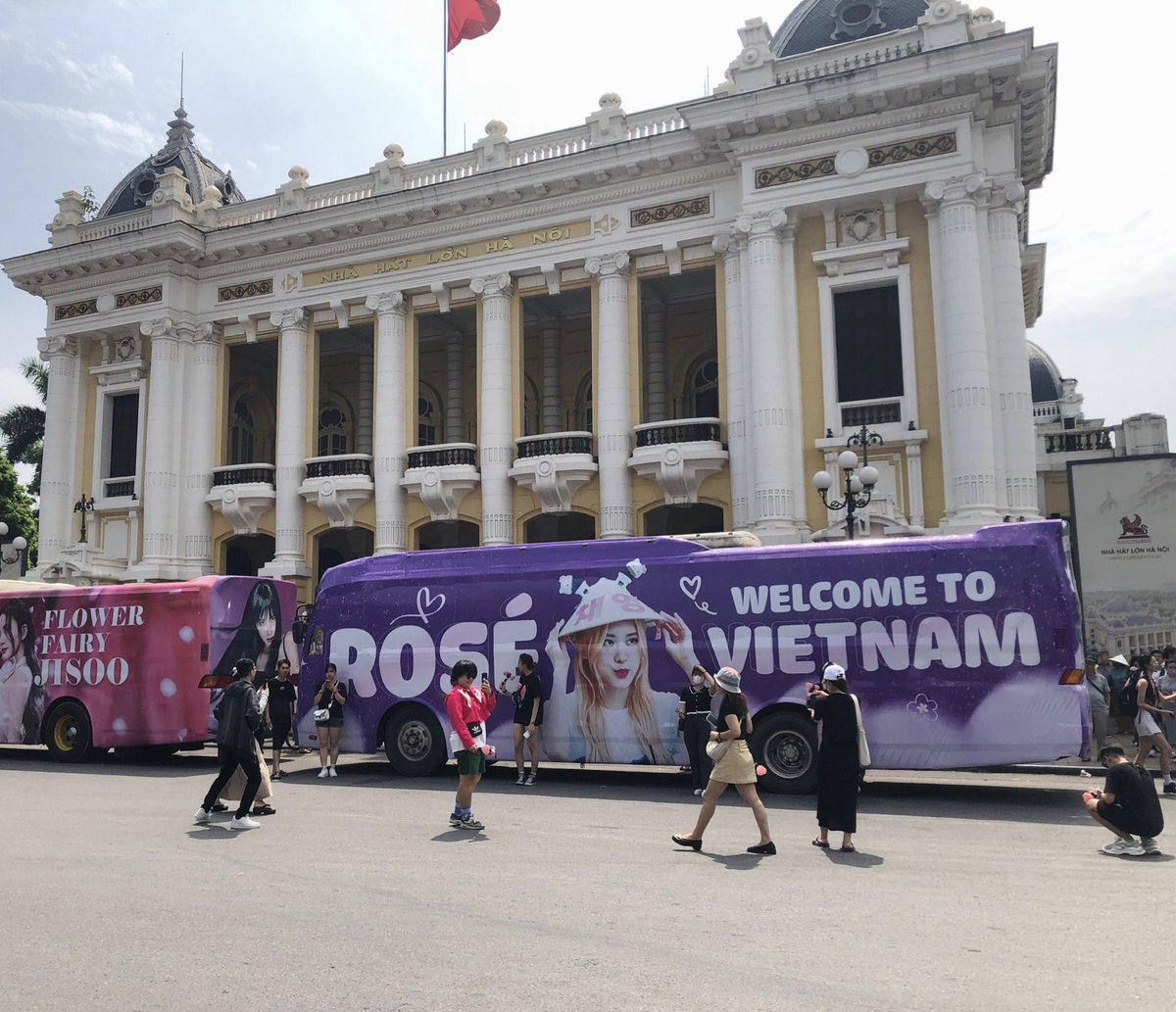 Rosé bus on the streets of Hanoi 🇻🇳💜🫶

#ROSÉ #로제