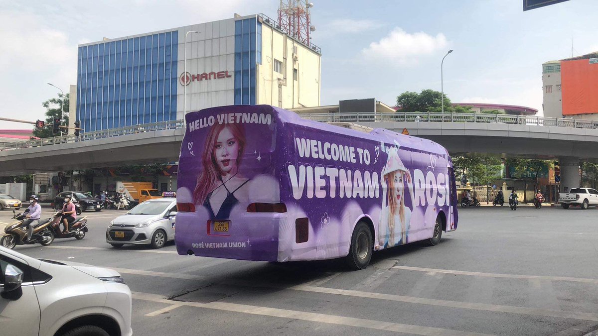 RoseGold_VN's tweet photo. Rosé bus on the streets of Hanoi 🇻🇳💜🫶

#ROSÉ #로제 https://t.co/nYKhoeLs6G