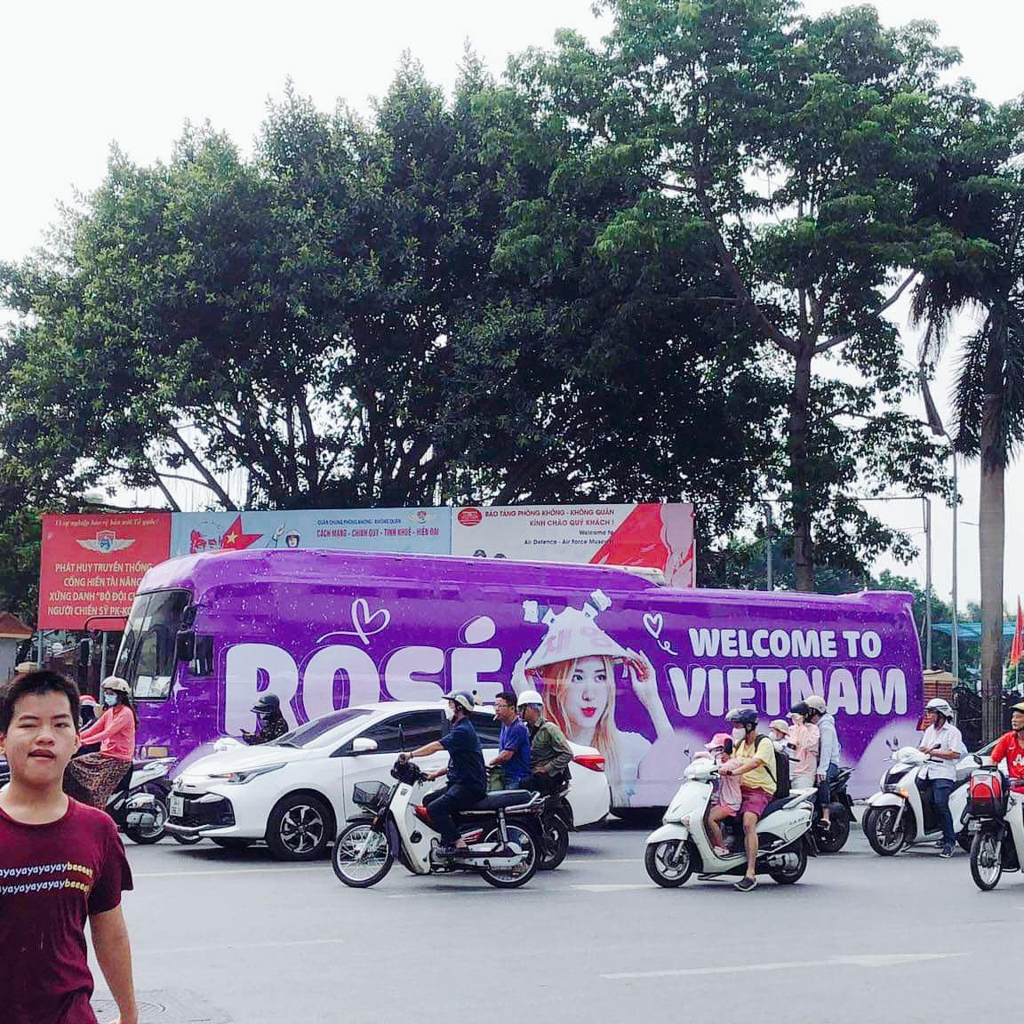 RoseGold_VN's tweet photo. Rosé bus on the streets of Hanoi 🇻🇳💜🫶

#ROSÉ #로제 https://t.co/nYKhoeLs6G