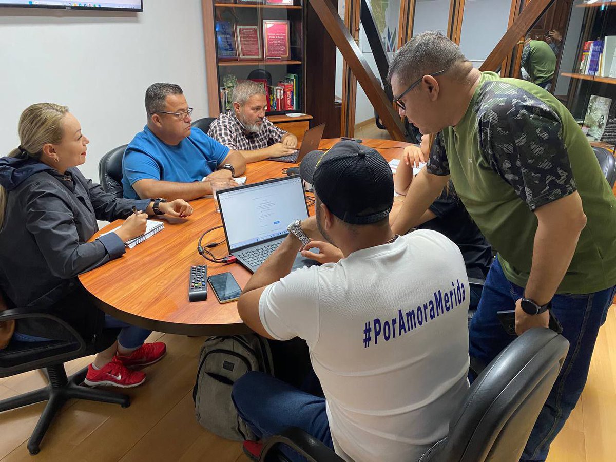 ¡𝗘𝗽𝗮𝗹𝗲! Por aquí andamos trabajando después de la gran marcha en honor a nuestro comandante Chávez, nos reunimos en mi despacho con los equipo de las secretarias de infraestructura y vivienda, la secretaría de servicio públicos, Corpomérida, Inmivi y nuestro secretario