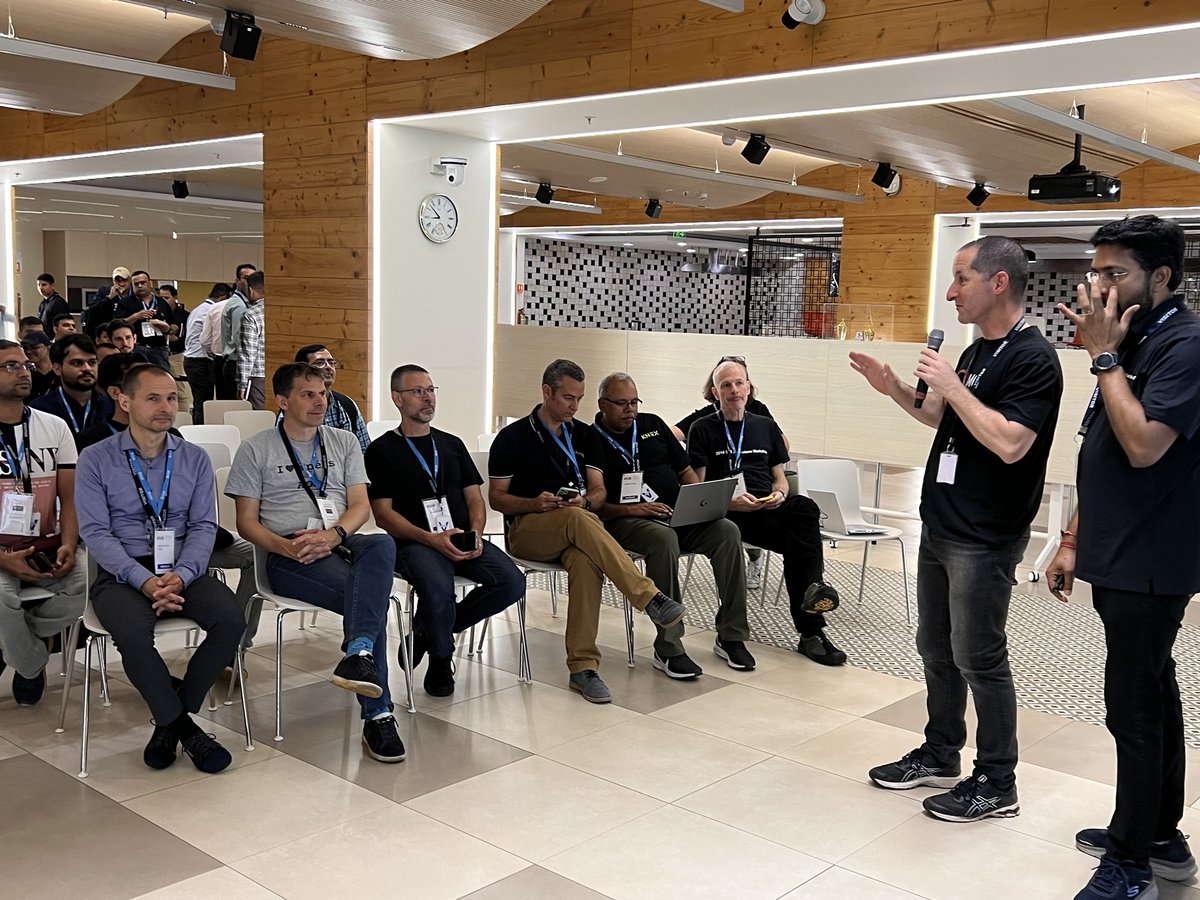 sandeshr's tweet image. @sai_penumuru kicks off  #Gurugram #aioug #OCYatra2023
aioug.org/ocyatra #Delhi @AIOUG  @aioug_NorthIn @oracleace @oracleugs