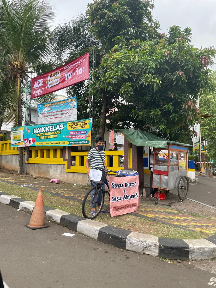 Sepupu gue; Mulki, ngidap autism dari lahir. Umur 27th, tapi pola pikir dia stuck di umur 14th.

Buat bantu ibunya yg single parent, dia sekarang jualan Susu Kurma & Almond bikinannya sendiri tiap hari dari pagi.

Siapa tau ada yg lewat atau sekitar Depok mau bantu beli.