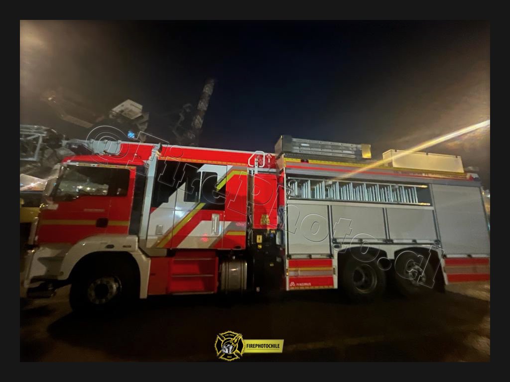 FirePhotoChile's tweet photo. NUEVO CARRO PORTA ESCALAS Q15 de la @15feuerwehr YA EN TIERRAS CHILENAS. 

La nueva pieza de material mayor, fue desembarcado hace instantes, para iniciar los trámites y ser entregado a su destinatario final. 
Registro @FirePhotoChile @Muni_LasCondes https://t.co/ZiVWR8LBsB