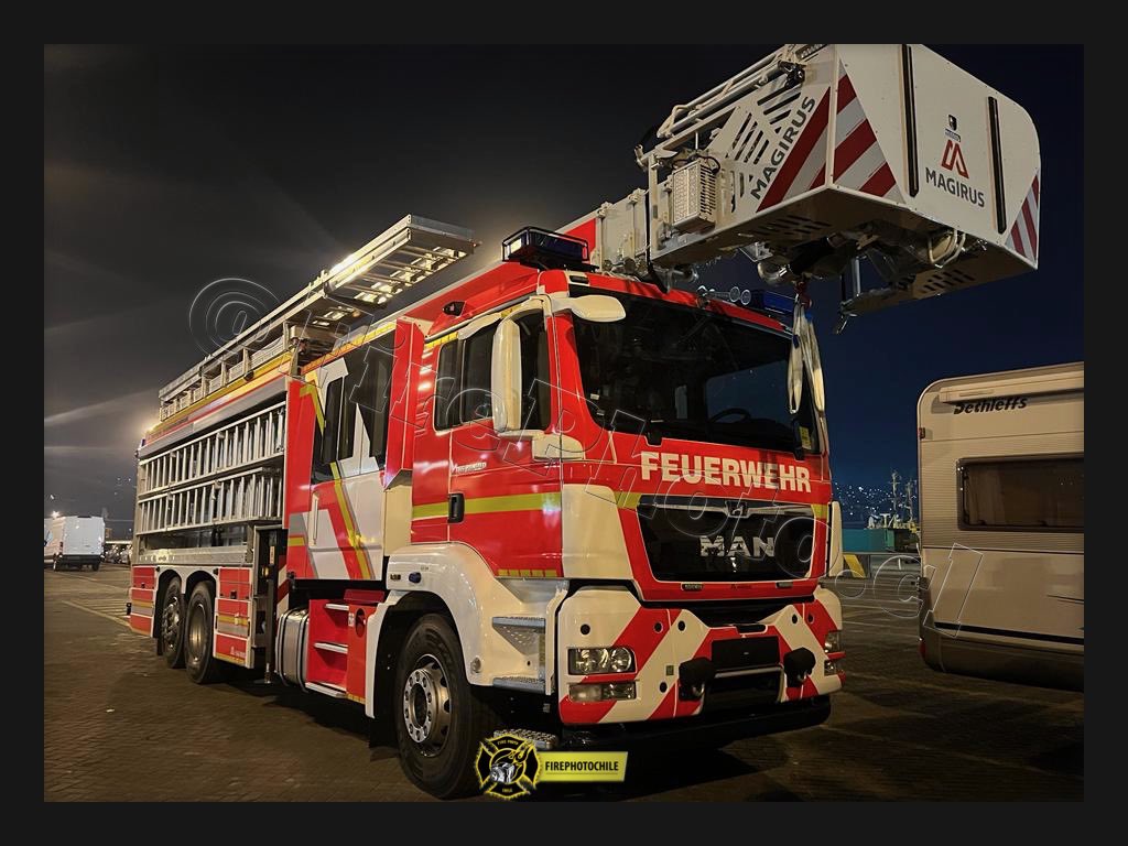 FirePhotoChile's tweet photo. NUEVO CARRO PORTA ESCALAS Q15 de la @15feuerwehr YA EN TIERRAS CHILENAS. 

La nueva pieza de material mayor, fue desembarcado hace instantes, para iniciar los trámites y ser entregado a su destinatario final. 
Registro @FirePhotoChile @Muni_LasCondes https://t.co/ZiVWR8LBsB