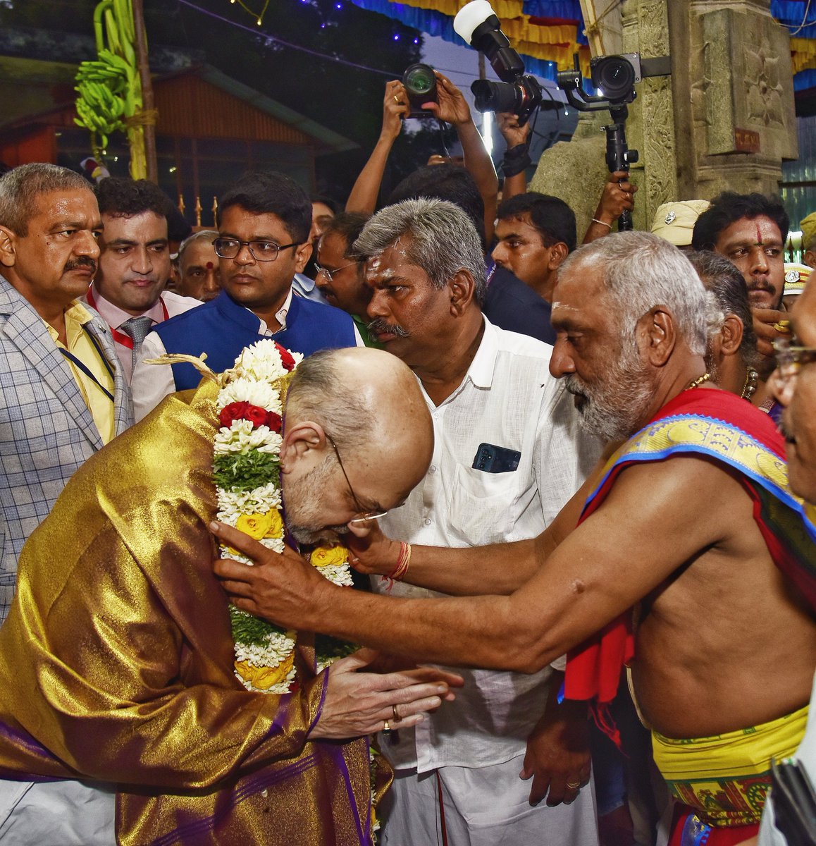 AmitShah's tweet photo. सुताम्रपर्णीजलराशियोगे निबध्य सेतुं विशिखैरसंख्यै:।
श्रीरामचन्द्रेण समर्पितं तं रामेश्वराख्यं नियतं नमामि।।

रामेश्वरम मंदिर सनातन संस्कृति की प्राचीनता और वैभव का अक्षुण्ण प्रतीक है। 12 ज्योतिर्लिंगों में से एक श्री रामेश्वरम में प्रभु श्री राम ने भगवान शिव की पूजा की थी। आज 'आदि थिरुविजहा' के शुभ अवसर पर यहाँ दर्शन कर अत्यंत सुखद व परम सौभाग्य की अनुभूति हो रही है। भोलेनाथ से देशवासियों की खुशहाली और राष्ट्र की समृद्धि के लिए प्रार्थना की।
