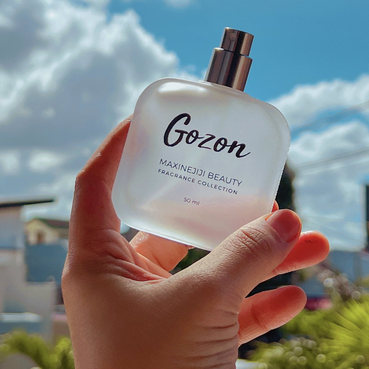 maxinejijiBTY's tweet photo. Pure classic floral fragrance, and almost sandalwood sort of notes, it brings out the feminine side of you. It dries down at almost a baby powder scent on skin. It lasts very long and can be worn at any time of the day. 💖

#BeautyWithoutLimits
#MAXINEJIJIBeauty https://t.co/8VGLfXJ2eL