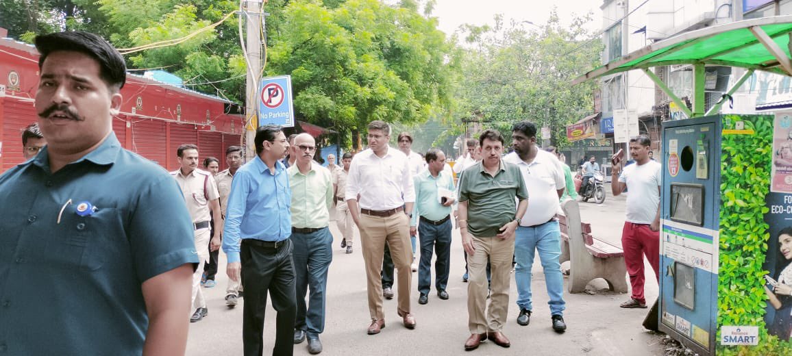 Inspection of sanitation work by Sh. Kumar Abhishek, IAS, DC KBZ with the field staff as well as Officers of Ajmal Khan Road dated 28.07.2023. #inspection #morninginspection @LtGovDelhi @OberoiShelly @GyaneshBharti1 @MCD_Delhi