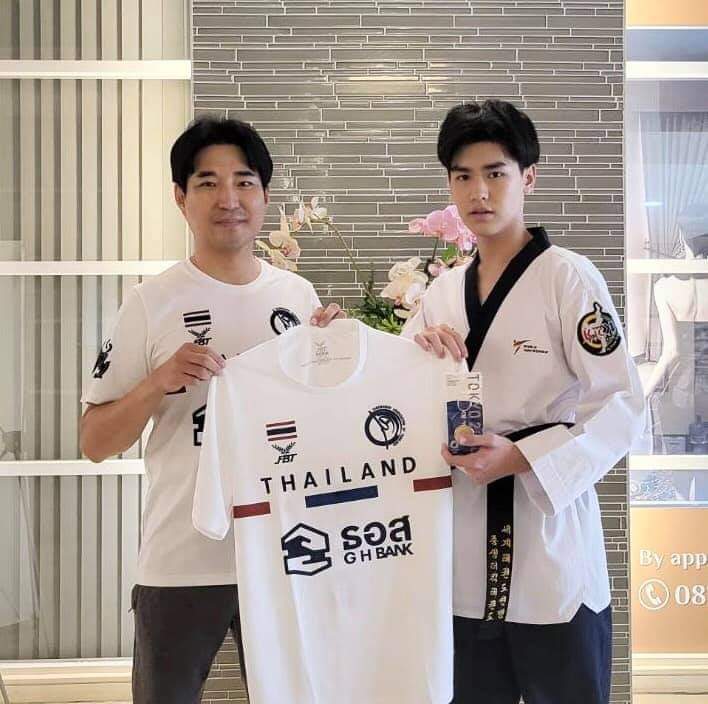 Rose14154239's tweet photo. ก็ว่าอยู่ทำไมโอโบจัดระเบียบในการยืนดีมากๆ สายดำนี่เอง 

#OBOaphinat 
#789SURVIVAL https://t.co/NYlgjw41WE