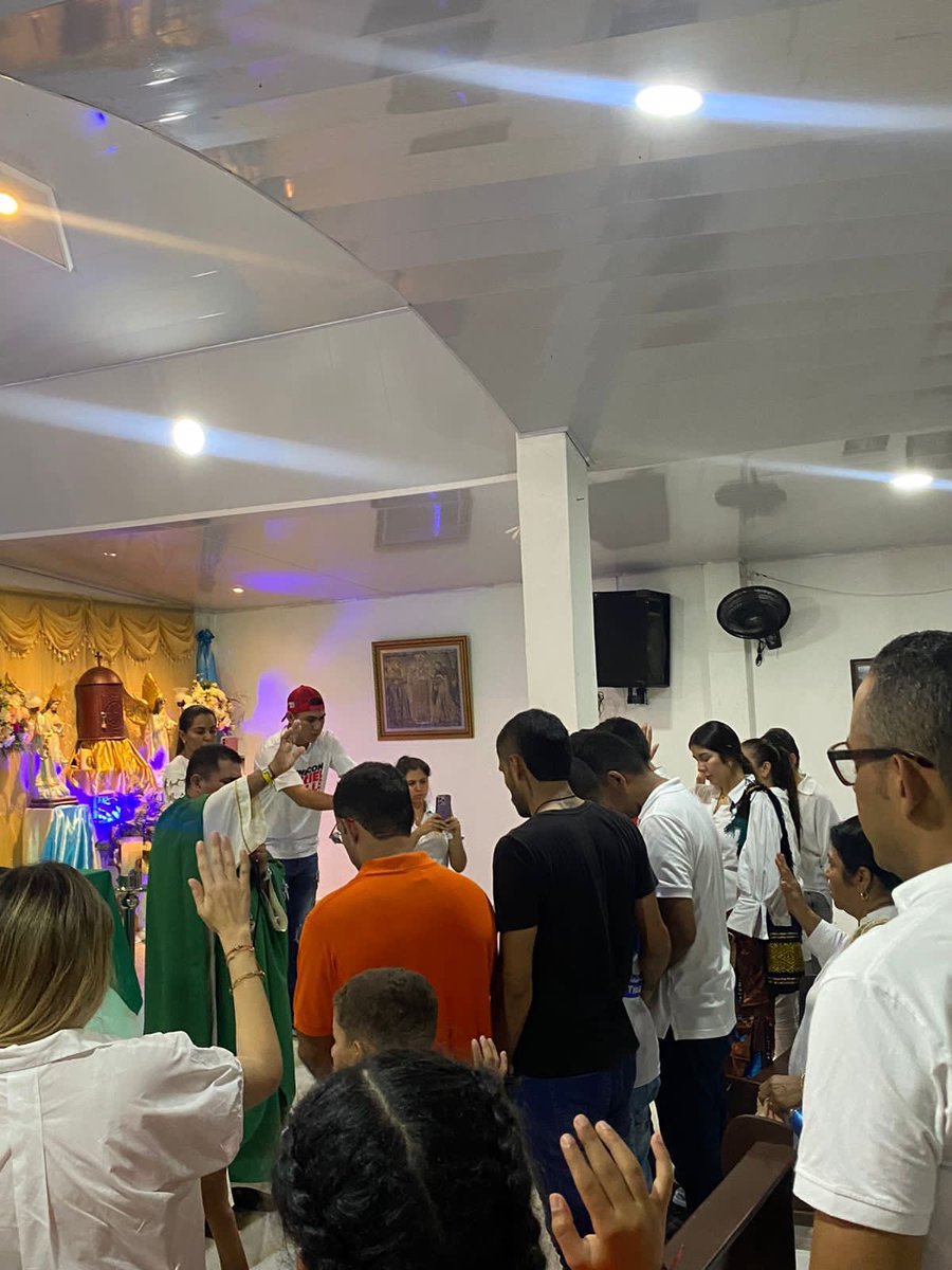latigopayares's tweet photo. Desde el día 0 estoy en la #Hugoneta y ahí voy a estar acompañándola hasta el final. Hoy recibimos la bendición de Dios padre para estas nuevas candidaturas, desde a iglesia del Corregimiento de San Anterito 🙏🏻
@kerguelenhugo @Yonimurillo2 @PabloAbdala  #HugoAlcalde https://t.co/ybyN4Dx83i