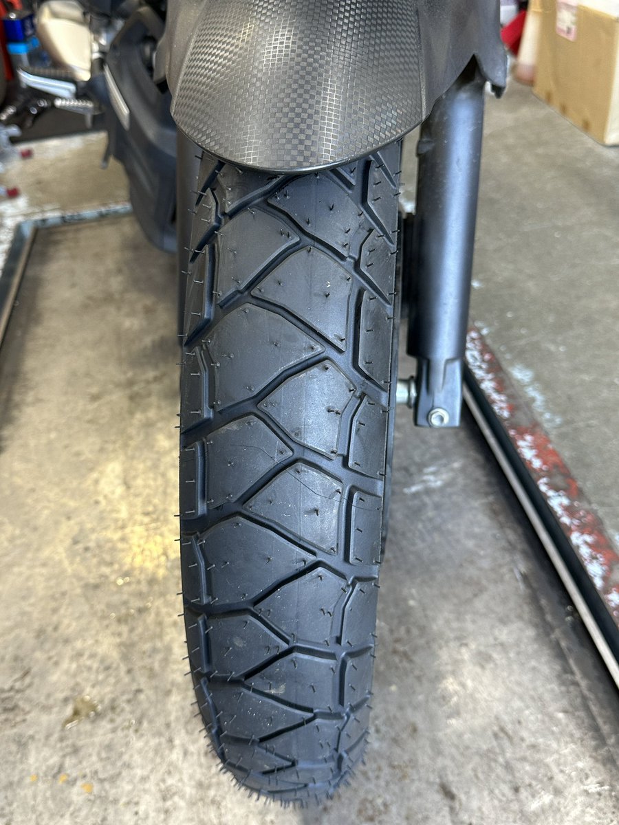 amuse_across's tweet photo. #Vストローム650XT のフロントタイヤ交換!
今回は #ミシュラン #ANAKEE ADVENTUREにて交際しました!
偏摩耗していたのでハンドリングがとてもよくなっのではと思います👌
暑い中ご来店いただきありがとうございました! https://t.co/xrN19HFlsH
