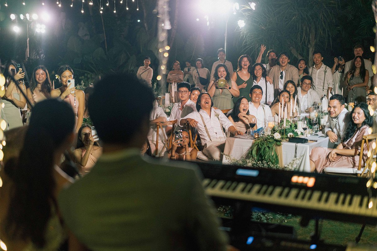 govoes's tweet photo. "Apa boleh nikah, tapi ga ngundang keluarga besar?"

Annette dan Chris memutuskan untuk menikah di Bali hanya mengundang teman2 terdekat mereka. Ini membuat wedding terasa begitu intim dan mereka bisa lepas menjadi mereka sendiri."

Keluarga yang hadir cuma 5% dari total tamu. https://t.co/8jopwuccsM