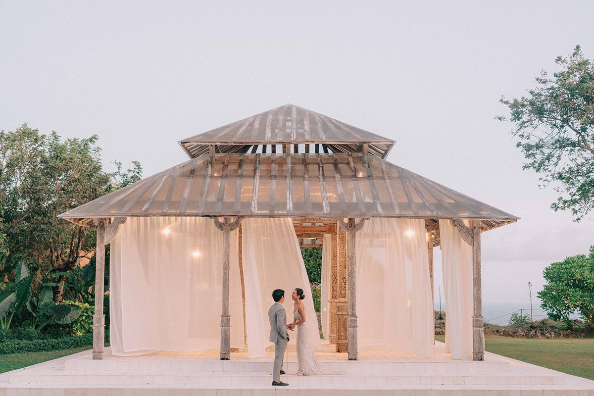 govoes's tweet photo. "Apa boleh nikah, tapi ga ngundang keluarga besar?"

Annette dan Chris memutuskan untuk menikah di Bali hanya mengundang teman2 terdekat mereka. Ini membuat wedding terasa begitu intim dan mereka bisa lepas menjadi mereka sendiri."

Keluarga yang hadir cuma 5% dari total tamu. https://t.co/8jopwuccsM