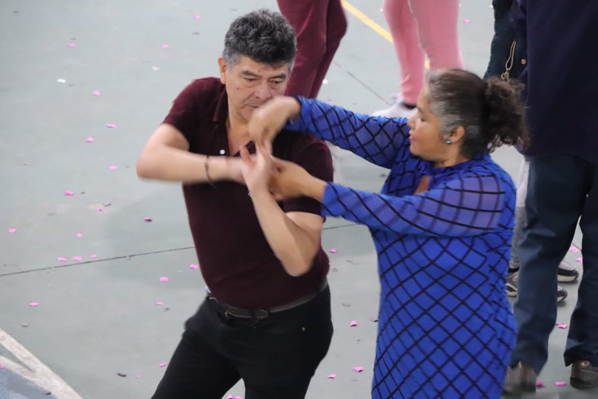 ¡Pa'l party no hay como con un conjunto neón! 🎵✨️

Santa Cruz Meyehualco fue nuestra pista de baile y lo dio todo, así vivimos este maratón de baile neón.