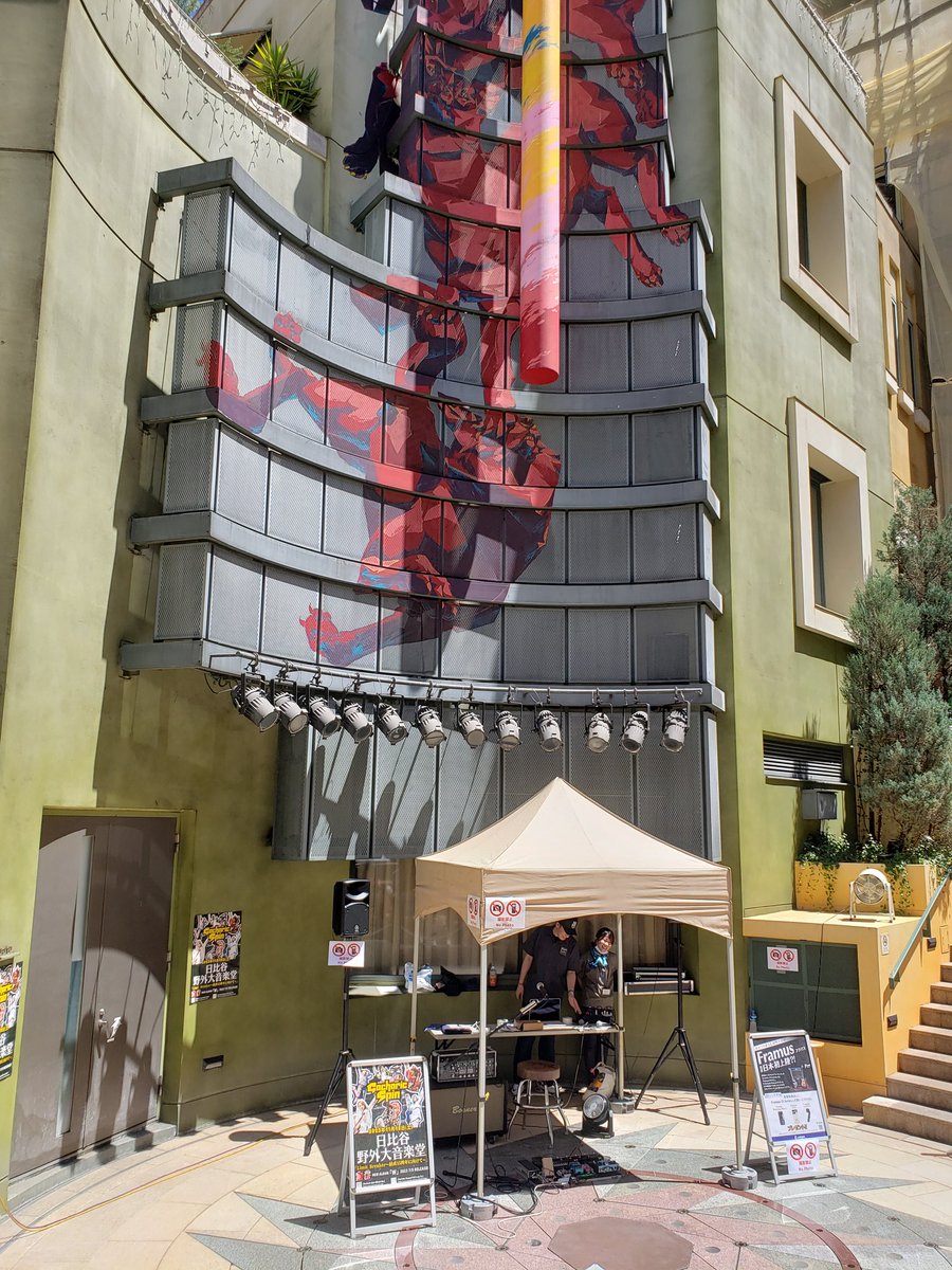 hige_gun's tweet image. 心のふるさとチッタにTOMO-ZOを見にきた。噴水広場は好きだけどケツが熱すぎて速攻タオルしいた🥵
#ロックイン川崎 #Framus
#TOMOZO
#GacharicSpin