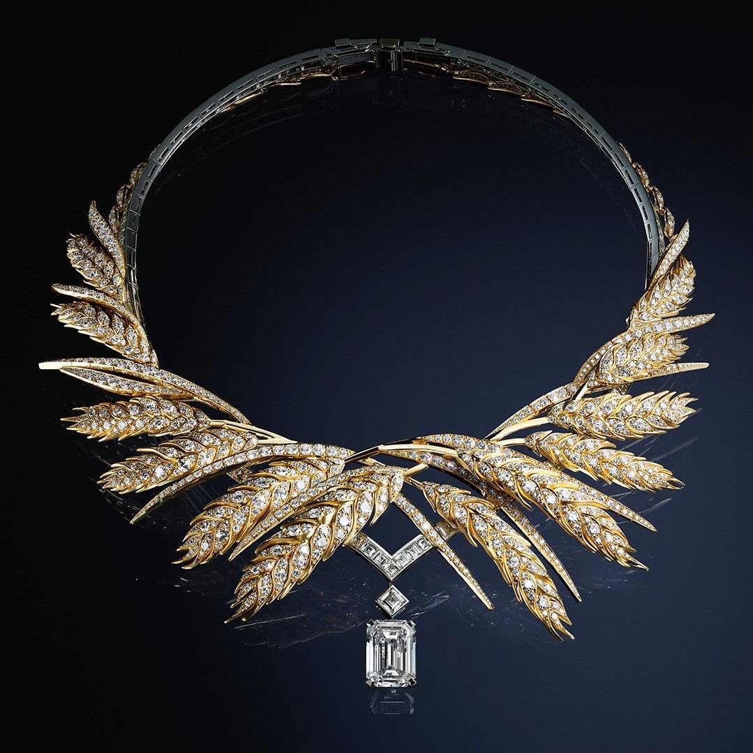 abooodddiii's tweet photo. Stroll through the majestic fields of #LeJardindeChaumet and witness the enchanting union of two #Chaumet signatures, the tiara and the graceful wheat motif. Inspired by the mesmerizing wheat crackling in the sun, extraordinary set pays homage to the Maison's timeless stylistic. https://t.co/B0LSTGNyFB