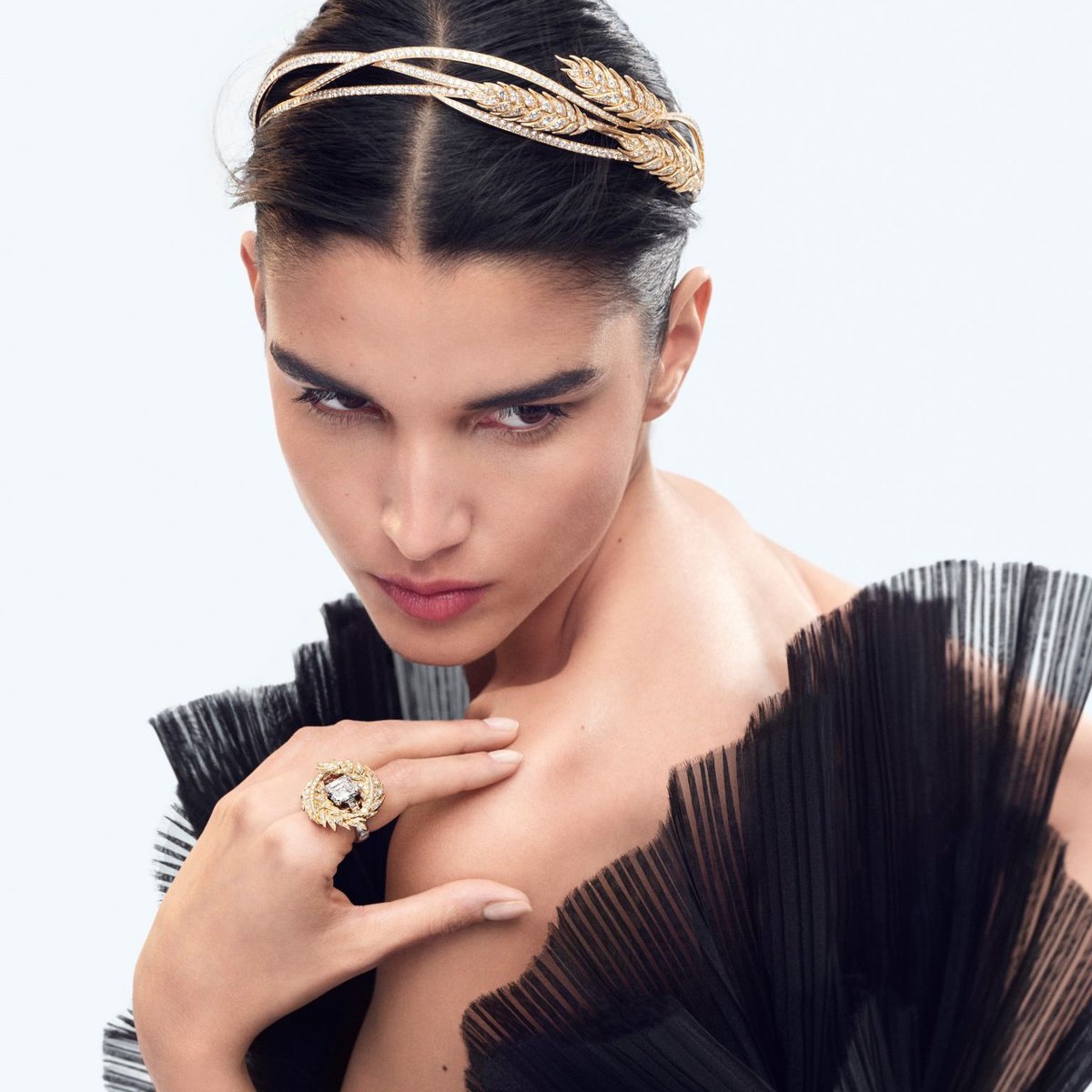 abooodddiii's tweet photo. Stroll through the majestic fields of #LeJardindeChaumet and witness the enchanting union of two #Chaumet signatures, the tiara and the graceful wheat motif. Inspired by the mesmerizing wheat crackling in the sun, extraordinary set pays homage to the Maison's timeless stylistic. https://t.co/B0LSTGNyFB