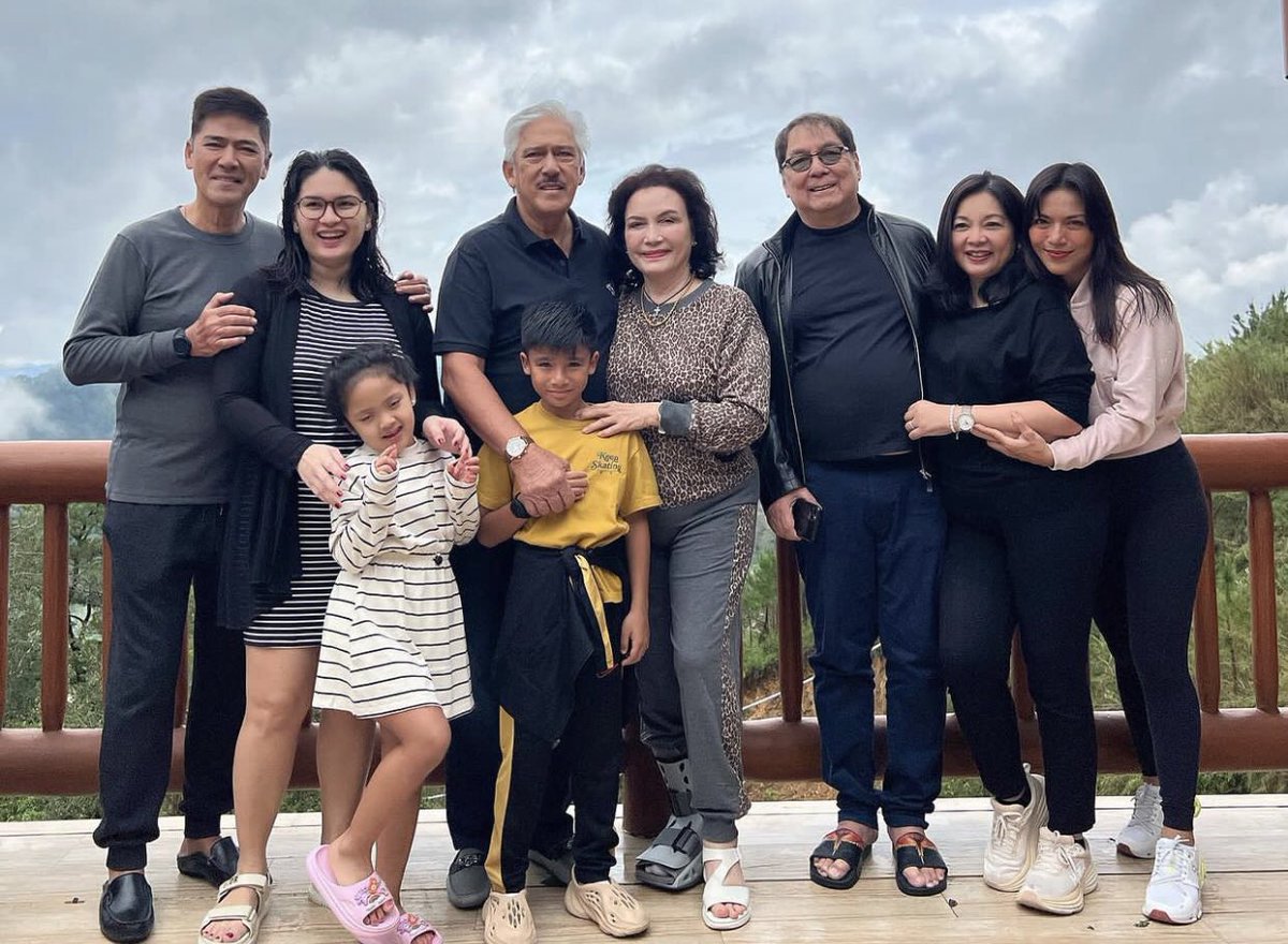 menggalurks's tweet photo. The love these people have for Maine is so beautiful. Thank you 🙏🏻 

#MaineMendoza #LegitDabarkads #NationalDabarkadsDay https://t.co/iklPHOHdLH