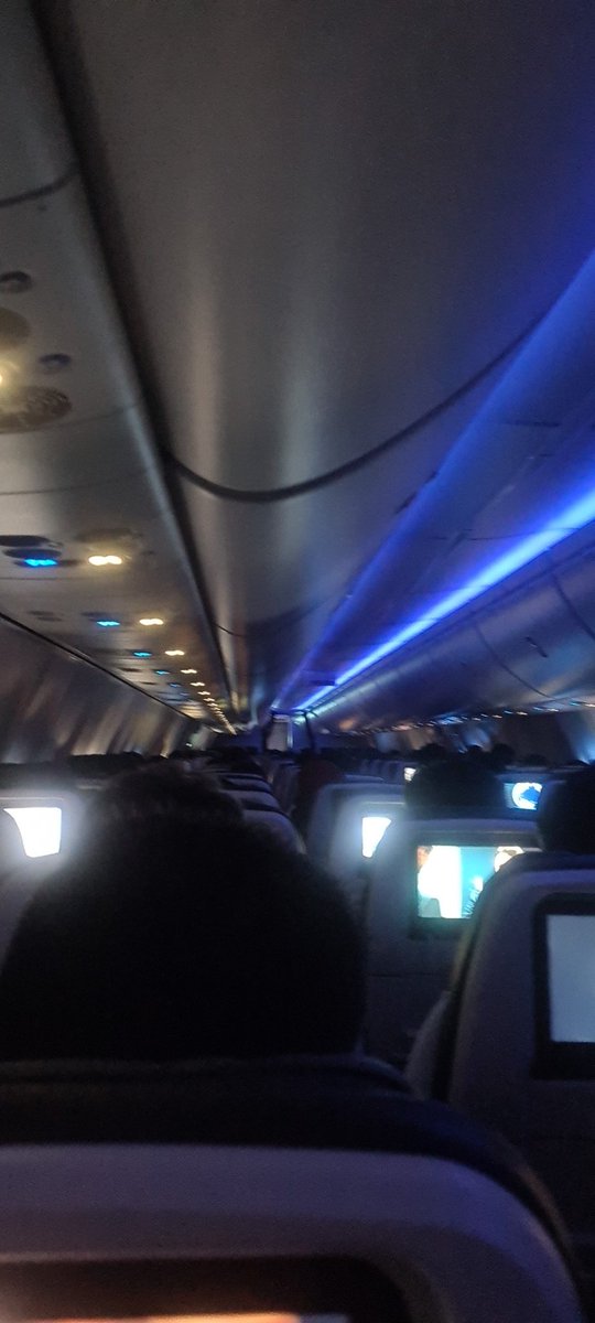ktoriz's tweet photo. Pésimo @Aeromexico todos los vuelos sin excepción salen retrasados por mucho,ponen de pretexto el tráfico. las demás aerolíneas  en tiempo. Se les ha ocurrido la idea de apagar el aire, sin importar que tardamos demasiado en el despegue y desembarque. Es inhumano la falta de aire https://t.co/LUxh5nt2sB