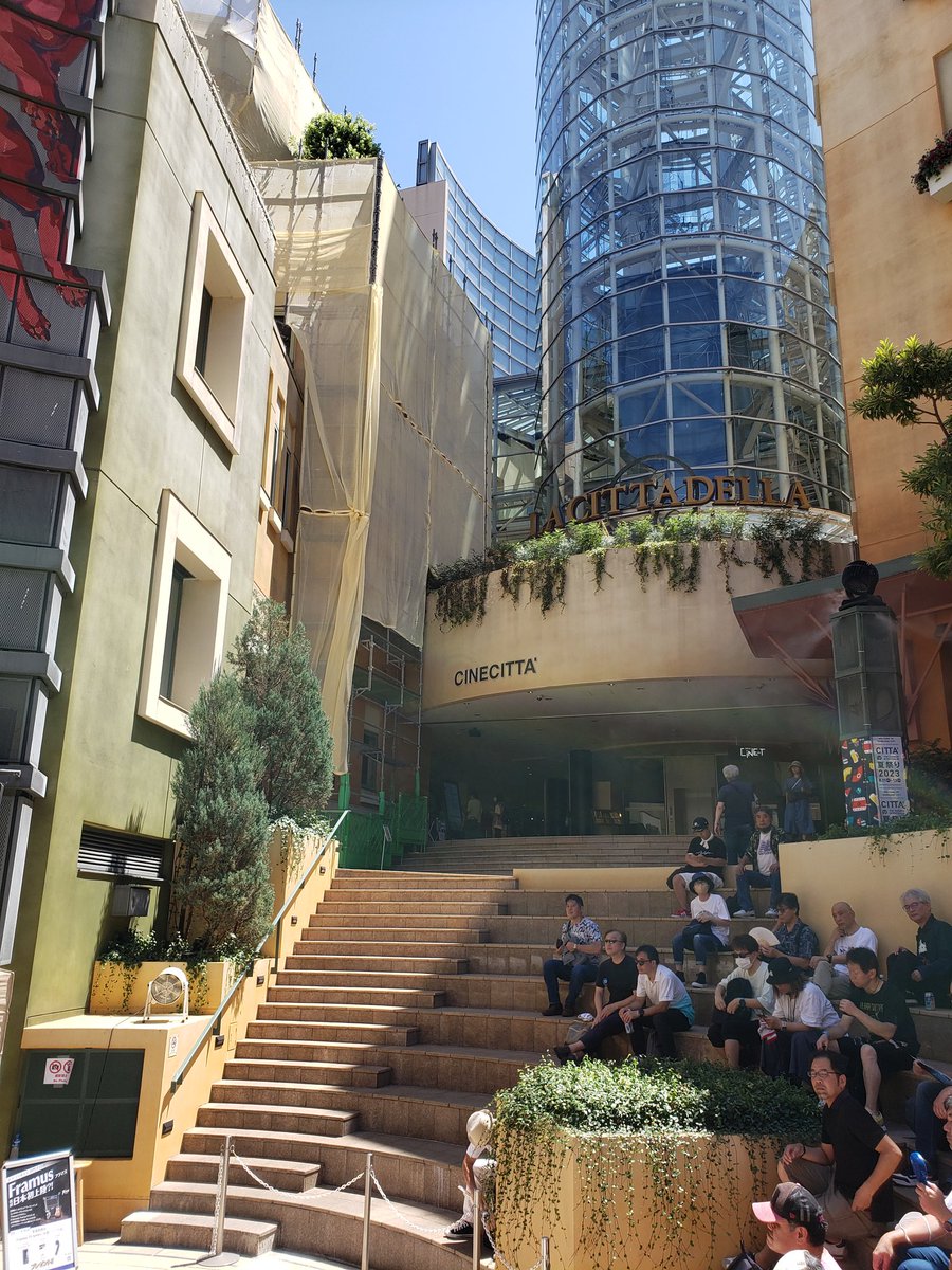 hige_gun's tweet image. 心のふるさとチッタにTOMO-ZOを見にきた。噴水広場は好きだけどケツが熱すぎて速攻タオルしいた🥵
#ロックイン川崎 #Framus
#TOMOZO
#GacharicSpin