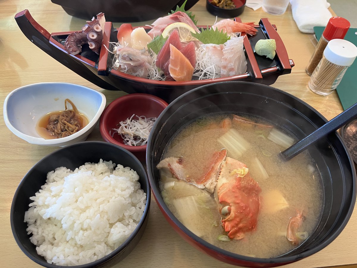 Jinpei55430858's tweet photo. 昨日は仕事で新潟へ行き、帰りに寺泊港でお昼をいただいてきました。魚屋が立並ぶおもしろい場所でした。
フォロアーさん募集中！

#フォロワー募集
#船盛 https://t.co/42YalqCaJq