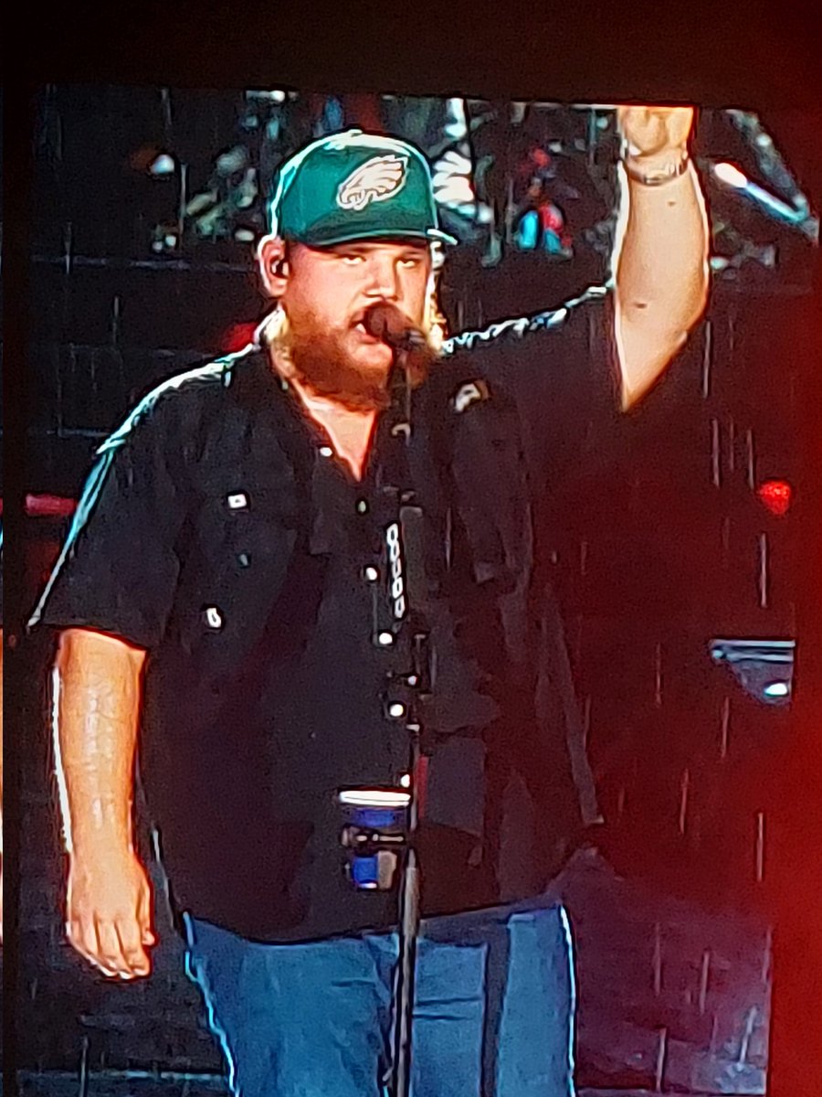 NicholasAlba5's tweet image. @lukecombs sporting the @Eagles cap #FlyEaglesFly #forever36