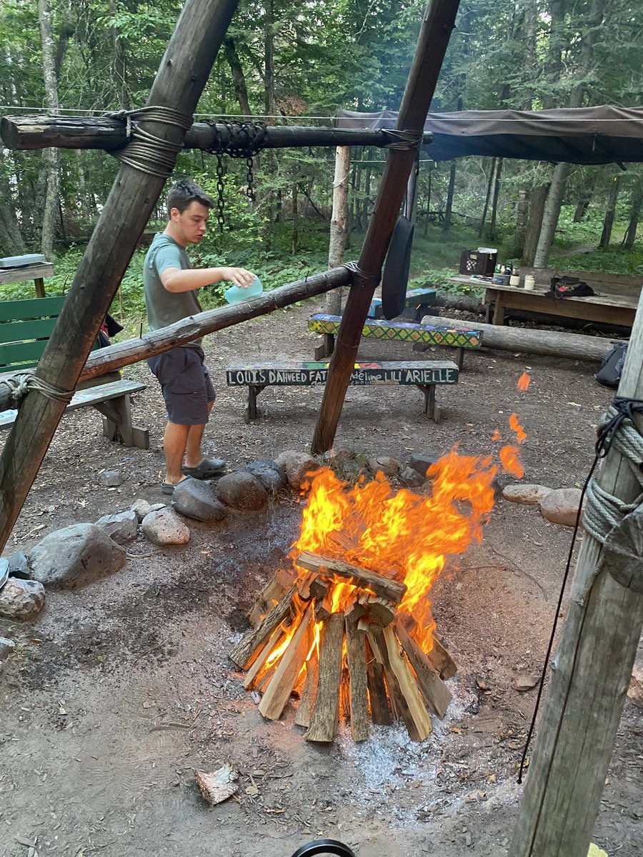 VoyageursCLV's tweet photo. Paul preparent le feu! Paul builds our final bonfire! https://t.co/pmK7yDLAaa