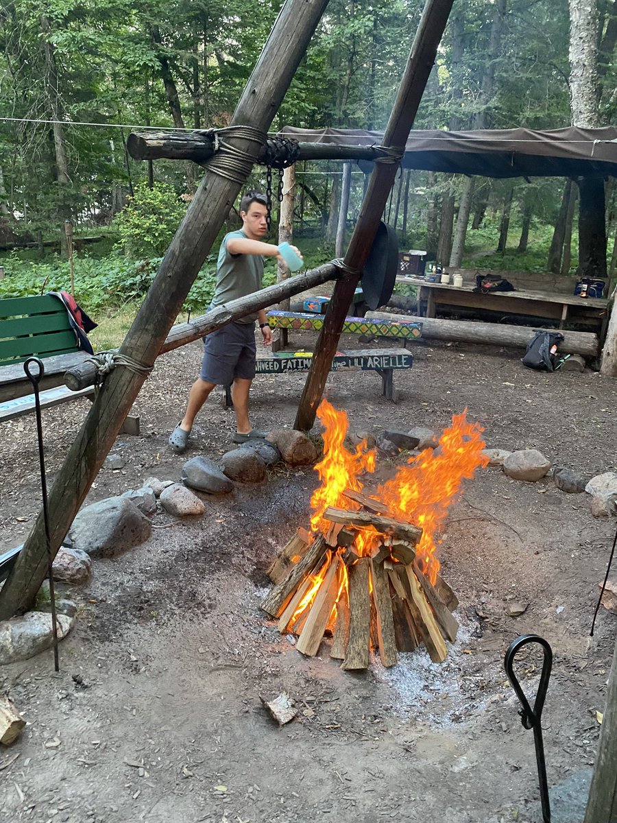 VoyageursCLV's tweet photo. Paul preparent le feu! Paul builds our final bonfire! https://t.co/pmK7yDLAaa