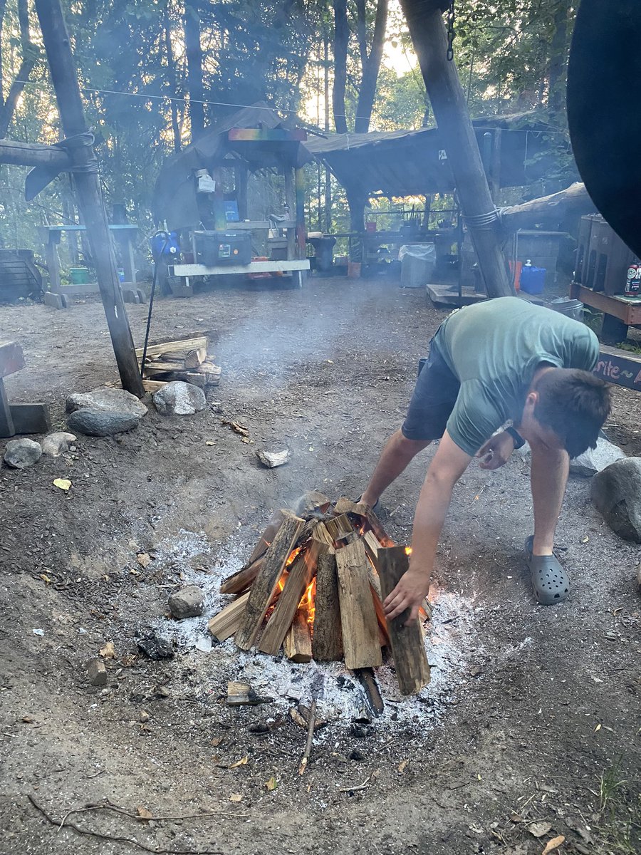VoyageursCLV's tweet photo. Paul preparent le feu! Paul builds our final bonfire! https://t.co/pmK7yDLAaa
