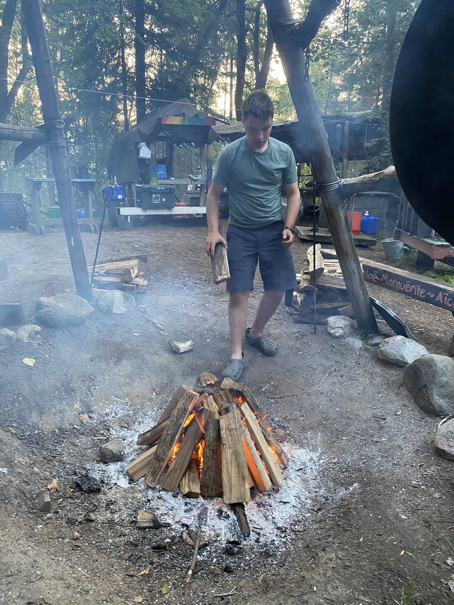 VoyageursCLV's tweet photo. Paul preparent le feu! Paul builds our final bonfire! https://t.co/pmK7yDLAaa