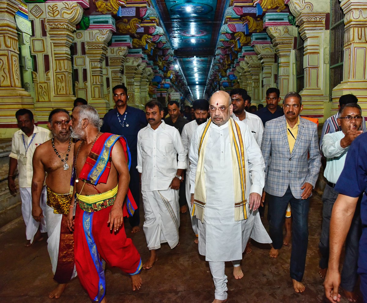 AmitShah's tweet photo. सुताम्रपर्णीजलराशियोगे निबध्य सेतुं विशिखैरसंख्यै:।
श्रीरामचन्द्रेण समर्पितं तं रामेश्वराख्यं नियतं नमामि।।

रामेश्वरम मंदिर सनातन संस्कृति की प्राचीनता और वैभव का अक्षुण्ण प्रतीक है। 12 ज्योतिर्लिंगों में से एक श्री रामेश्वरम में प्रभु श्री राम ने भगवान शिव की पूजा की थी। आज 'आदि थिरुविजहा' के शुभ अवसर पर यहाँ दर्शन कर अत्यंत सुखद व परम सौभाग्य की अनुभूति हो रही है। भोलेनाथ से देशवासियों की खुशहाली और राष्ट्र की समृद्धि के लिए प्रार्थना की।