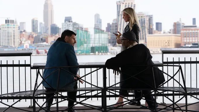 Filmzlap's tweet image. Joe Manganiello, Uma Thurman และ Samuel L. Jackson ในภาพโปรโมตแรกจาก THE KILL ROOM หนังทริลเลอร์แอ็คชั่นตลกร้ายว่าด้วยภารกิจอันผิดเพี้ยนของเดอะแก๊งอาชญากรที่ประกอบไปด้วย นักจารกรรมงานศิลปะ, มือปืนรับจ้างและ บิ๊กบอสผู้ว่าจ้าง อันนำไปสู่เหตุการณ์พลิกแผนที่คาดไม่ถึง

#TheKillRoom