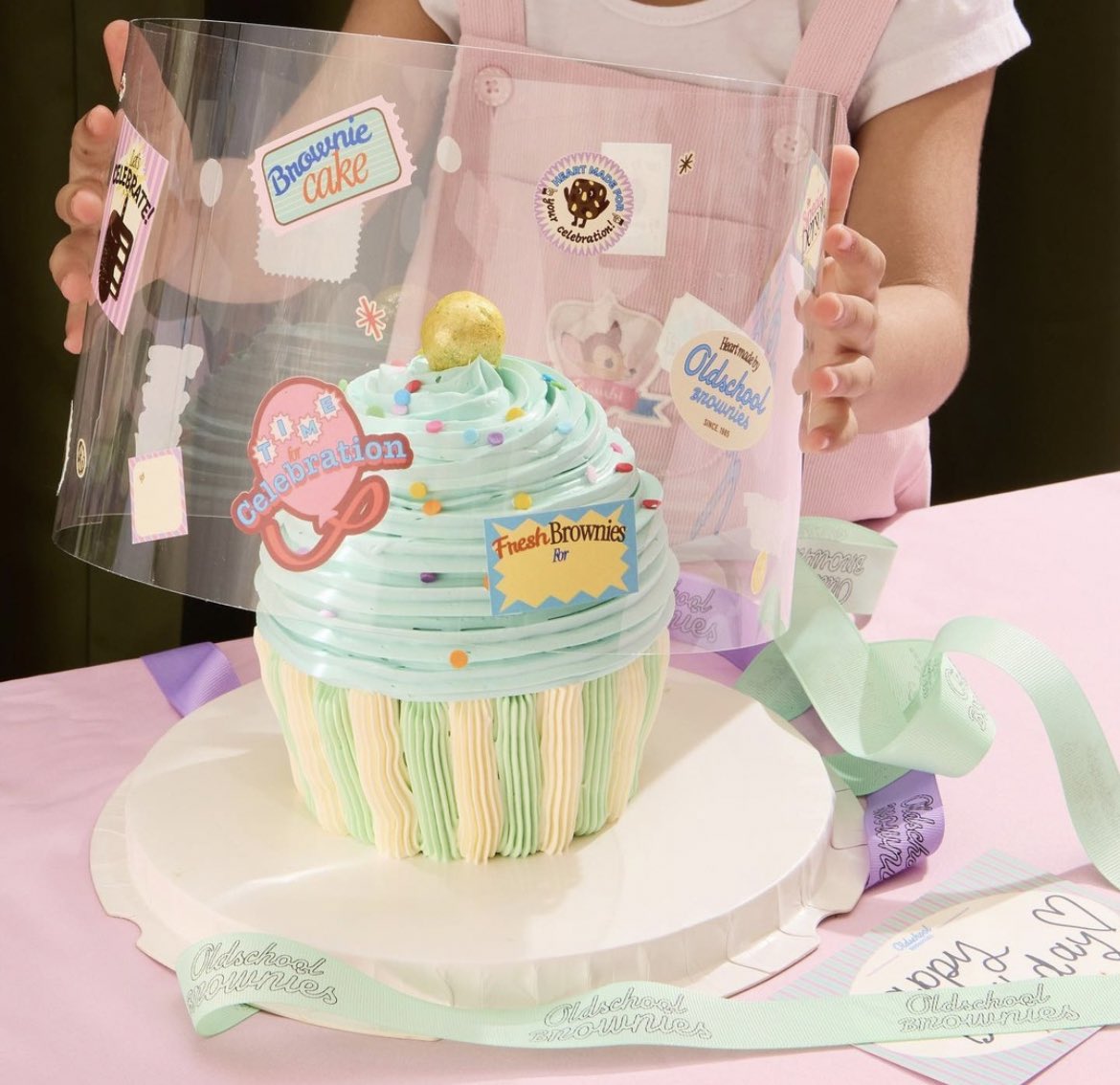 pinku_tai's tweet photo. oldschoolbrownies นางสร้างเรื่องอีกแร๊ะ ส่งบรานี่ในรูปแบบคัพเค้กยักษ์ออกมาคิ้วท์มว๊ากกแกร๊ มี 5 สีตามนี่เลย ใหญ่บั๊บใหญ่มว๊ากก 🧁 https://t.co/X56bJA9pzR
