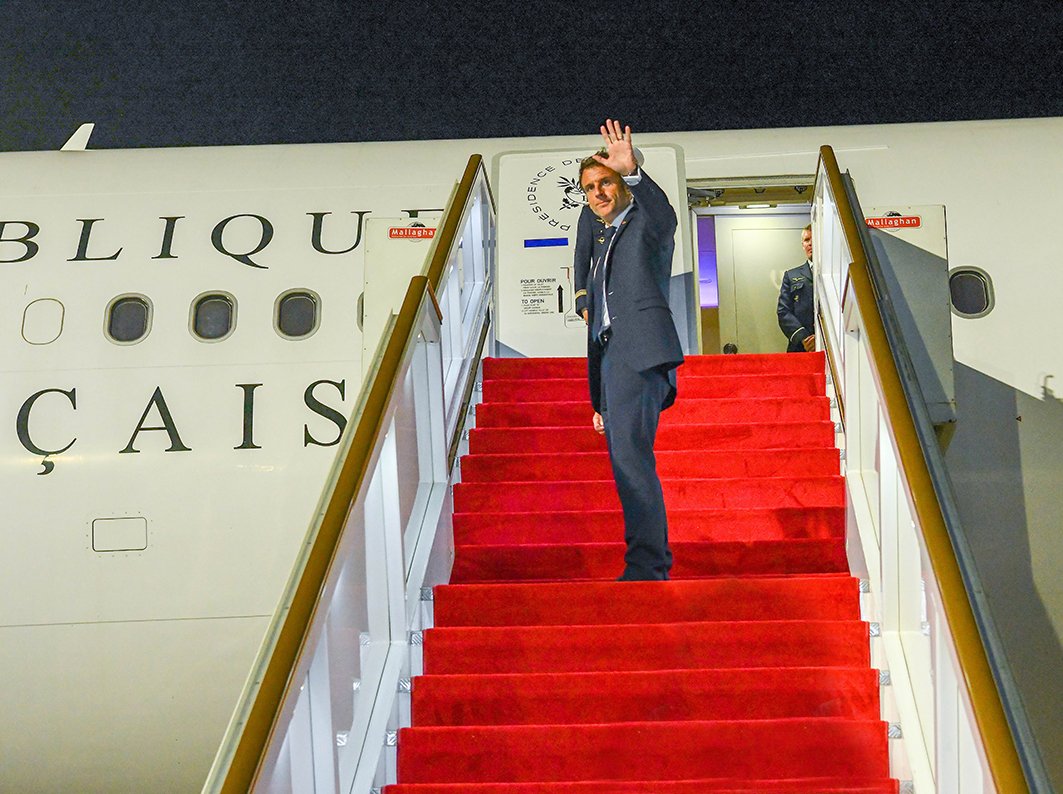 rangaba's tweet image. French President Emmanuel Macron’s Colombo stop-over extended to nearly 2 hours as talks with @RW_UNP went overtime and lasted 55 minutes. Macron focused on “maintenance of rule of law, respectful of diversity of communities in Sri Lanka,” according to Eylsee Palace.