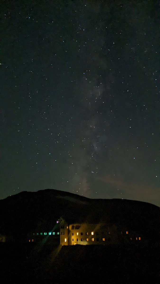 4年前に発売されたGoogle pixel 3aを使ってるのですが、カメラのスペックえぐい😳天の川っぽいのまでちゃんと撮れてる…！