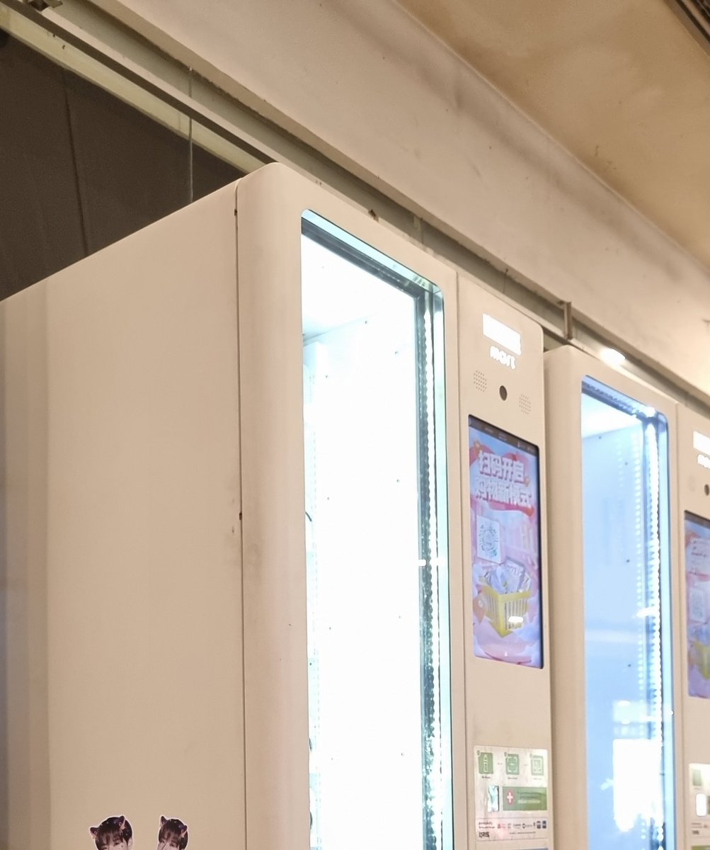 DoubleD_Uni's tweet photo. Kita ada di dalem yaa, deket vending machine ~ https://t.co/kEoURJgx6V