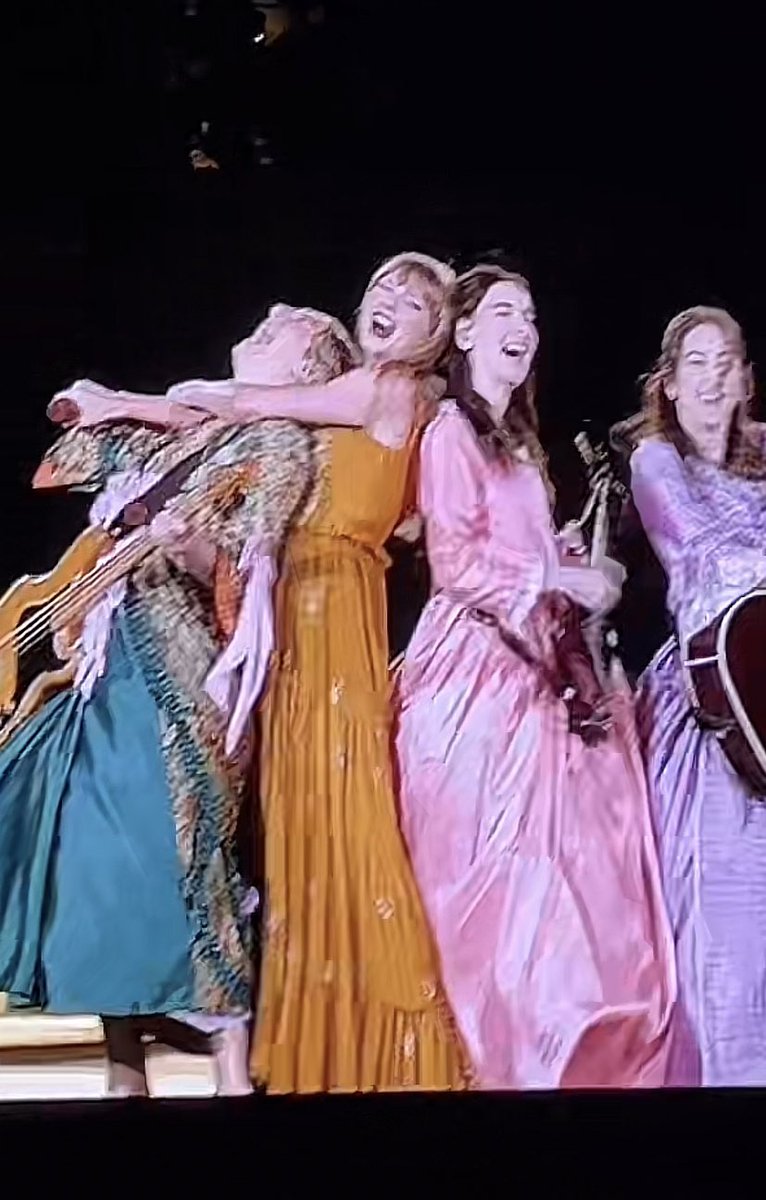 tswifterastour's tweet photo. 🚨| HAIM wearing their outfits from the “Bejeweled” music video for their performance of “no body, no crime” at tonight’s show of ‘The Eras Tour’ with Taylor Swift! #TSTheErasTour #SantaClaraTSTheErasTour https://t.co/GrTzaZHrRM