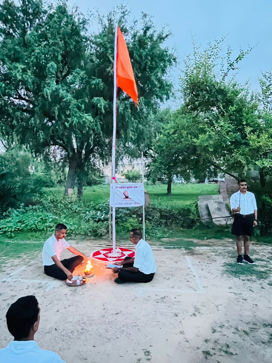 नाँदड़ी (जोधपुर) में चल रहा है प्राथमिक प्रशिक्षण शिविर

जोधपुर जिले के नाँदड़ी गांव में श्री क्षत्रिय युवक संघ का प्राथमिक प्रशिक्षण शिविर 28 जुलाई को प्रारंभ हुआ। भैरू सिंह बेलवा के संचालन में इस शिविर में 120 युवा प्रशिक्षण प्राप्त कर रहे हैं। शिविर का समापन 31 जुलाई को होगा।