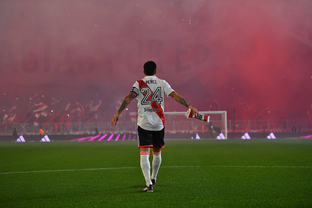 lauti_rioss's tweet photo. Las fotos de Enzo con River ya es cosa seria https://t.co/PaIlXGPpjH