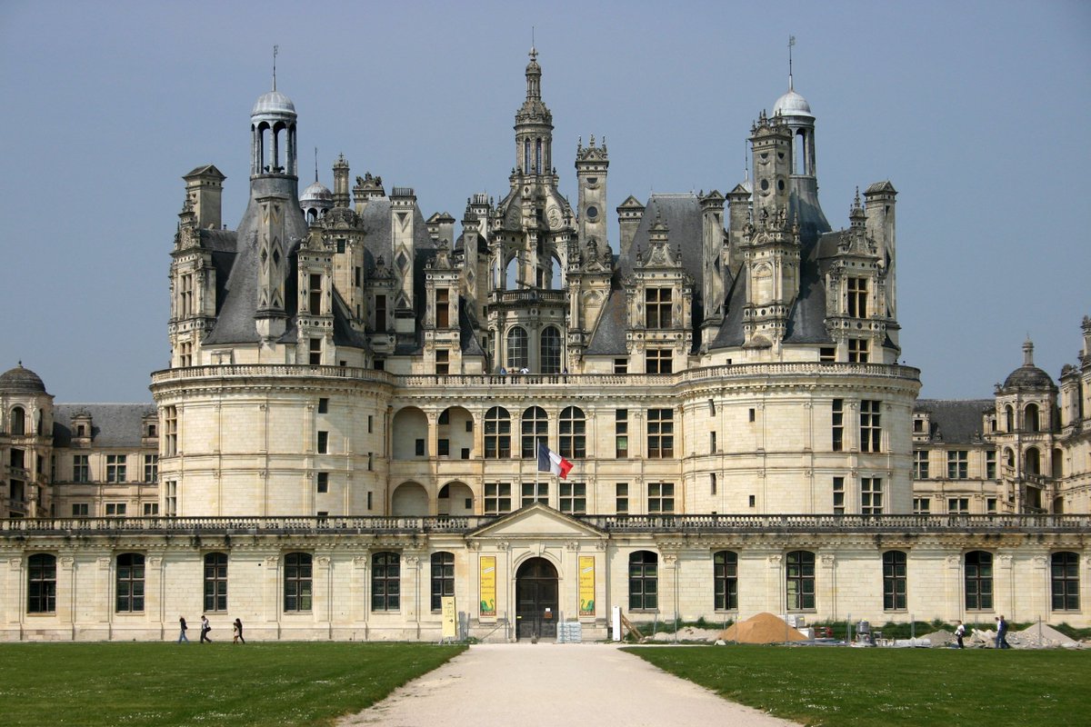 sim_xploration's tweet photo. France awaits with its rich heritage! Immerse in Parisian art, and marvel at the Louvre.
📍Ancient castles in Loire Valley, France. 
#exploringtheworld https://t.co/sroU1recwu