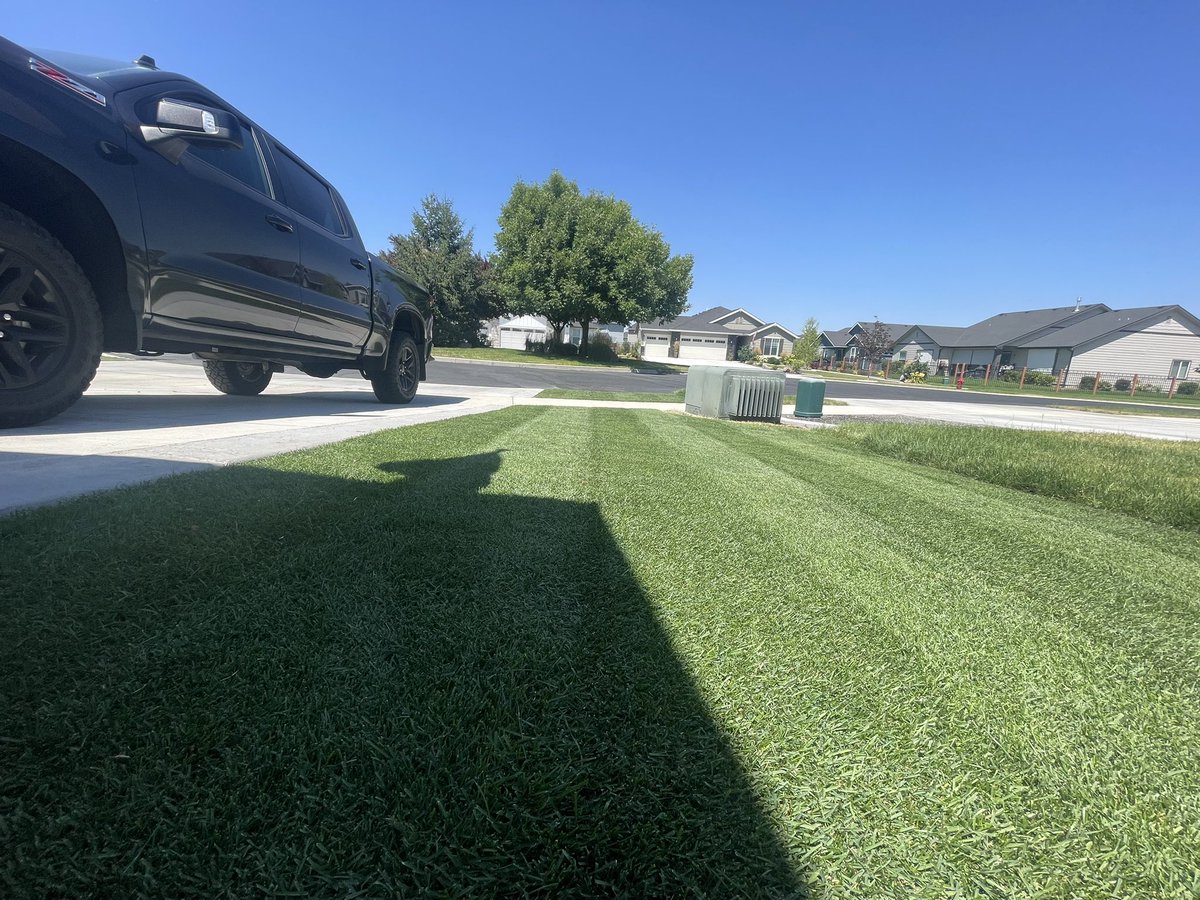 JSGoose11's tweet image. Day late post from yesterdays mow. Lawn is still on point at 100° 🔥 Heat can’t keep me down #TNML @OutKickTNML 

Thanks to all the support
🕶️: @smithoptics 
🎵: @SpotifyUSA  (Jahman)
✂️🌾: @TruCut
👟: @Nike 
🌾 🥘: @yardmastery 
🛻:@ChevyTrucks