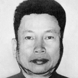Lek_ANCAP's tweet photo. Pol Pot, el genocida camboyano que acabó con la vida de un tercio de la población de su país
Tras su terrorífico genocidio, hizo retroceder al país hasta la Edad de Piedra quemando bibliotecas, prohibiendo medicinas y asesinando a todo aquel que usara gafas
Abro #HilodeLEK 🧵 https://t.co/VXqDYsuZac