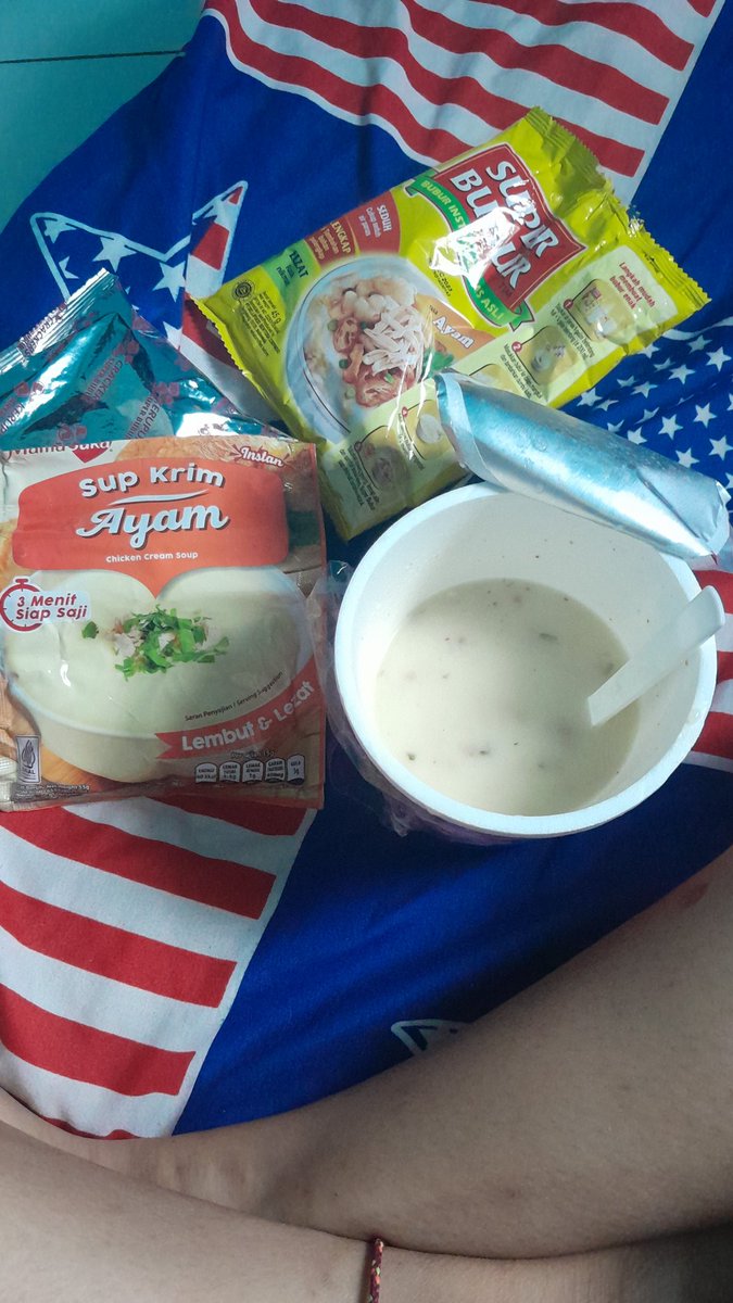 Buat anak kosan yang males keluar, aku punya saran makanan yang bikin kalian ga beranjak dari tempat tidur dan rasanya enak. Super bubur dicampur dengan sup krim ayam itu enak banget. Apalagi makan bareng kerupuknya super bubur. Cukup pake air panas