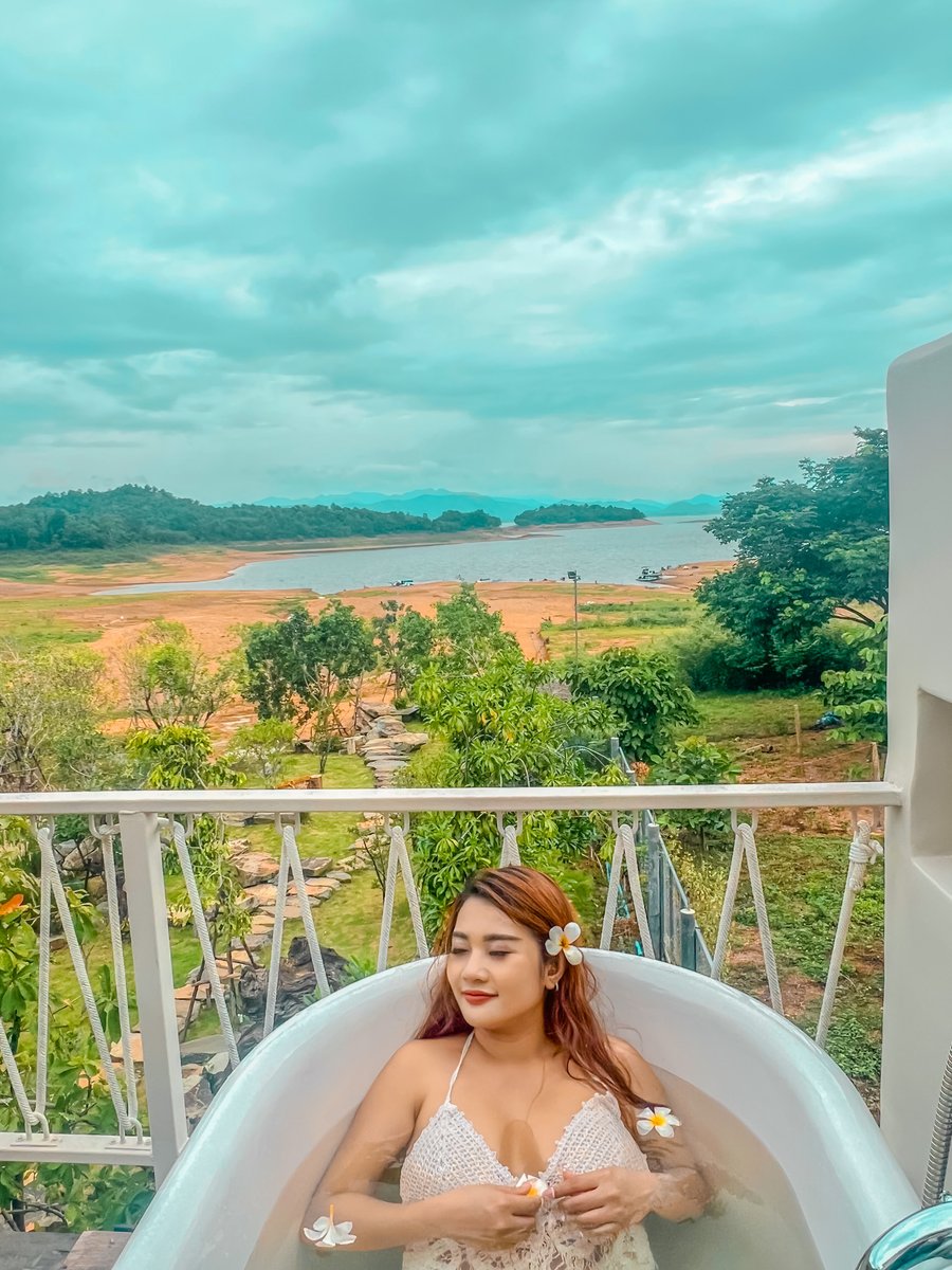 Bokoasung's tweet photo. 🥰เพิ่งรู้ว่าที่ #แก่งกระจาน มีที่พักวิวเขื่อนแบบนี้ด้วย เห็นวิวจากบนเตียงไปเลย จะวิวหมอกยามเช้าหรือวิวพระอาทิตย์ตกตอนเย็น ก็ฟินสุด ๆ แถมมีคายัค ซัปบอร์ดเล่นฟรีไปอีกกกก 
.
อ่านเพิ่มเติม > https://t.co/9pFrhhXRPR
.
#ที่เที่ยวแก่งกระจาน 
#เที่ยวเมืองไทย
#ของดีบอกต่อ
#TravelThailand https://t.co/noKKxxXbKI