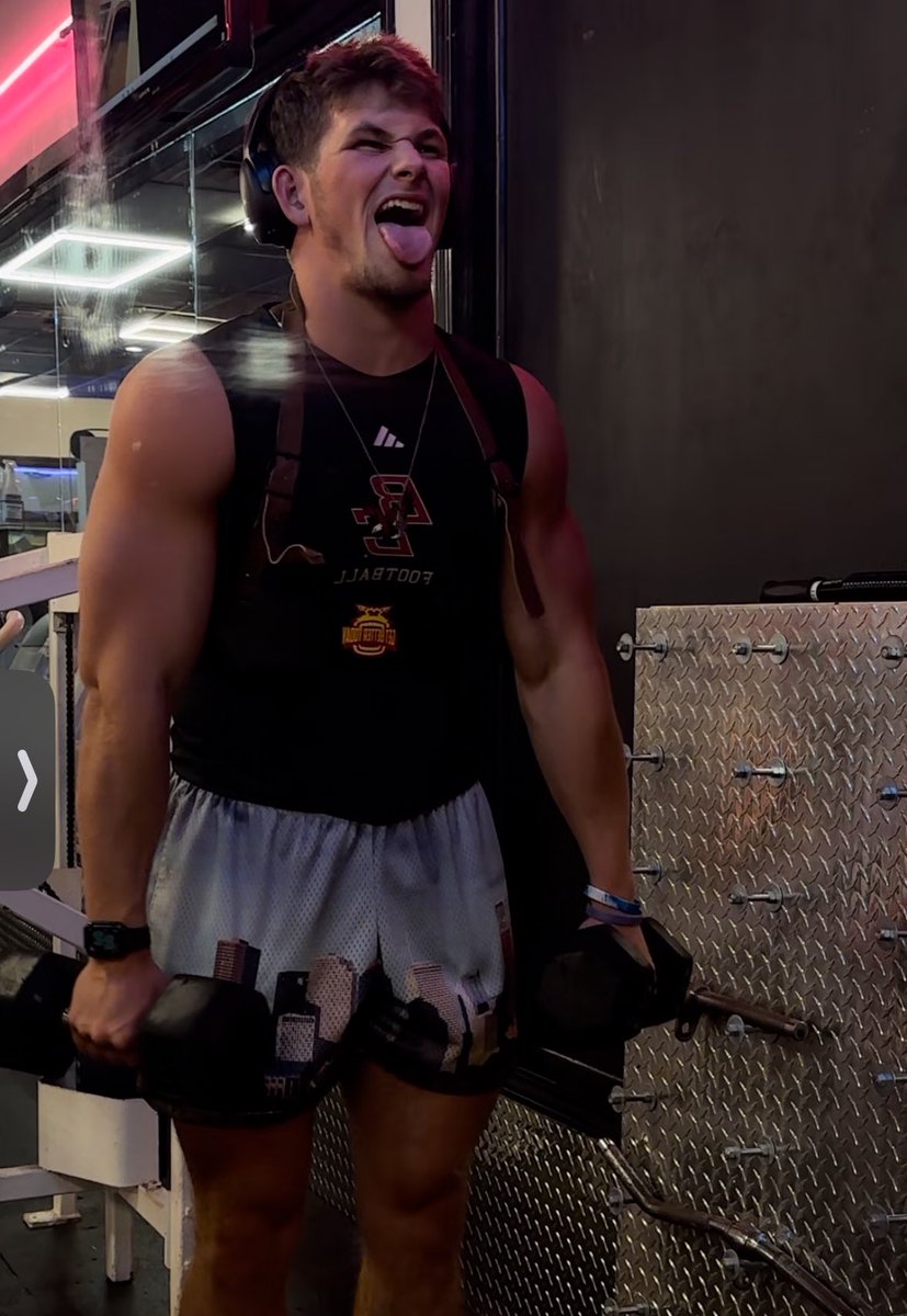 Logan_mac_33's tweet photo. Arm day with new arm blaster https://t.co/it8yQzJQKE